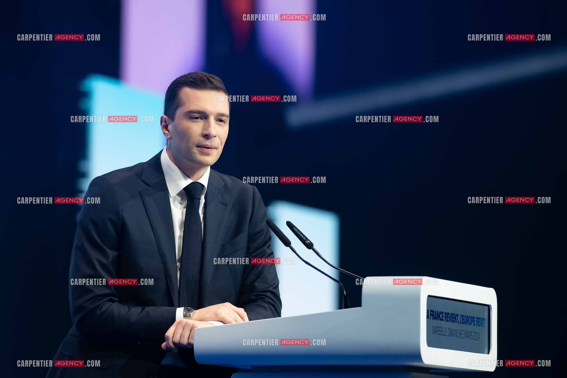 Le président du Rassemblement National Jordan Bardella et Marine Le Pen devant plus de 6000 personnes au parc Chanot à Marseille pour le début de la campagne des élections européennes 2024.