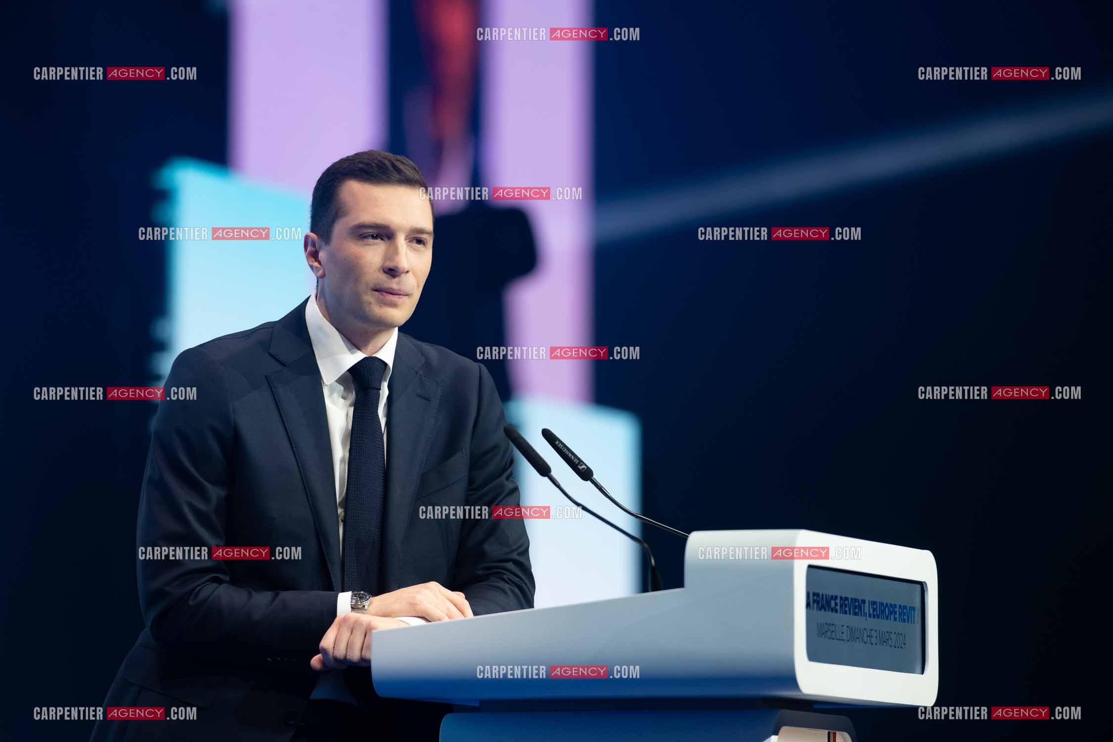 Le président du Rassemblement National Jordan Bardella et Marine Le Pen devant plus de 6000 personnes au parc Chanot à Marseille pour le début de la campagne des élections européennes 2024.
