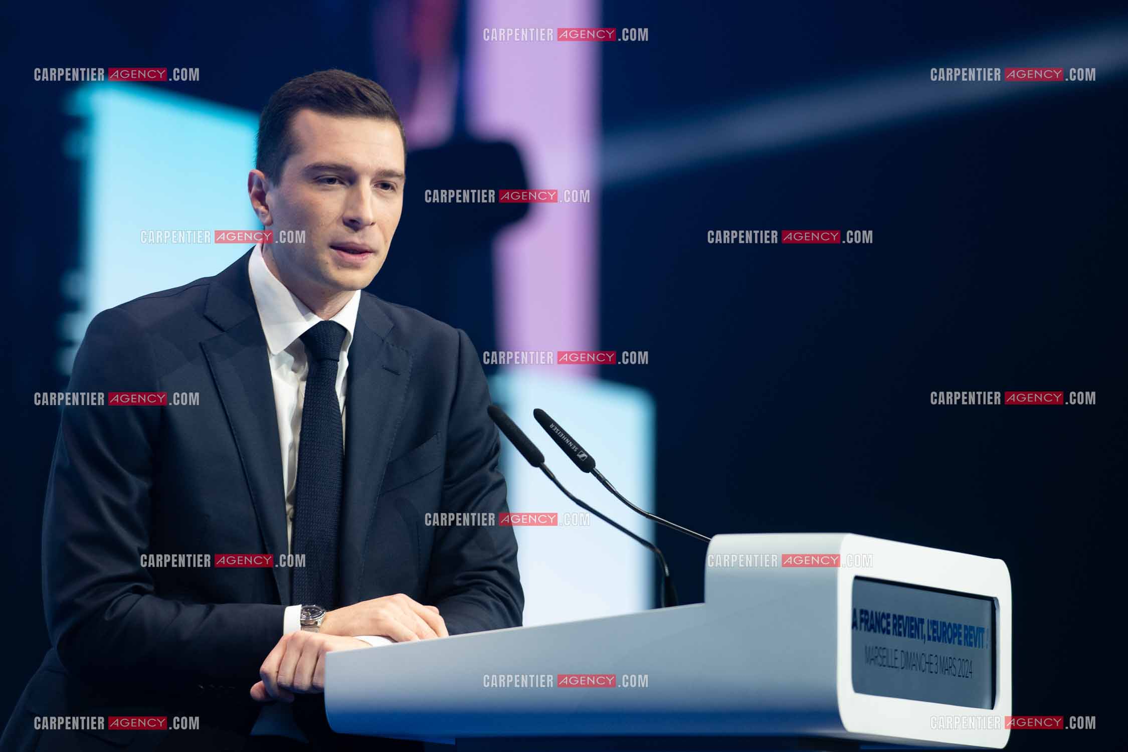 Le président du Rassemblement National Jordan Bardella et Marine Le Pen devant plus de 6000 personnes au parc Chanot à Marseille pour le début de la campagne des élections européennes 2024.