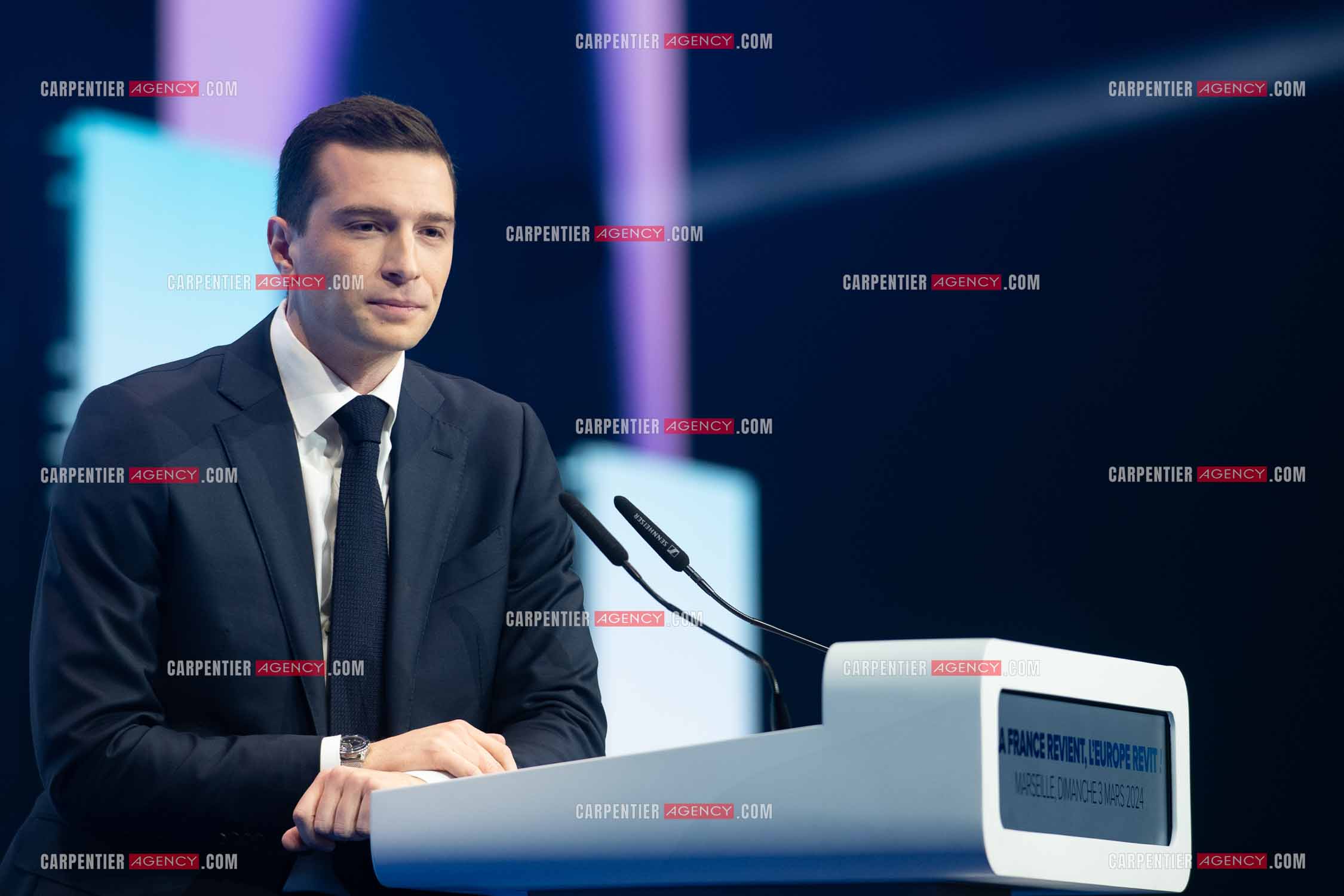 Le président du Rassemblement National Jordan Bardella et Marine Le Pen devant plus de 6000 personnes au parc Chanot à Marseille pour le début de la campagne des élections européennes 2024.