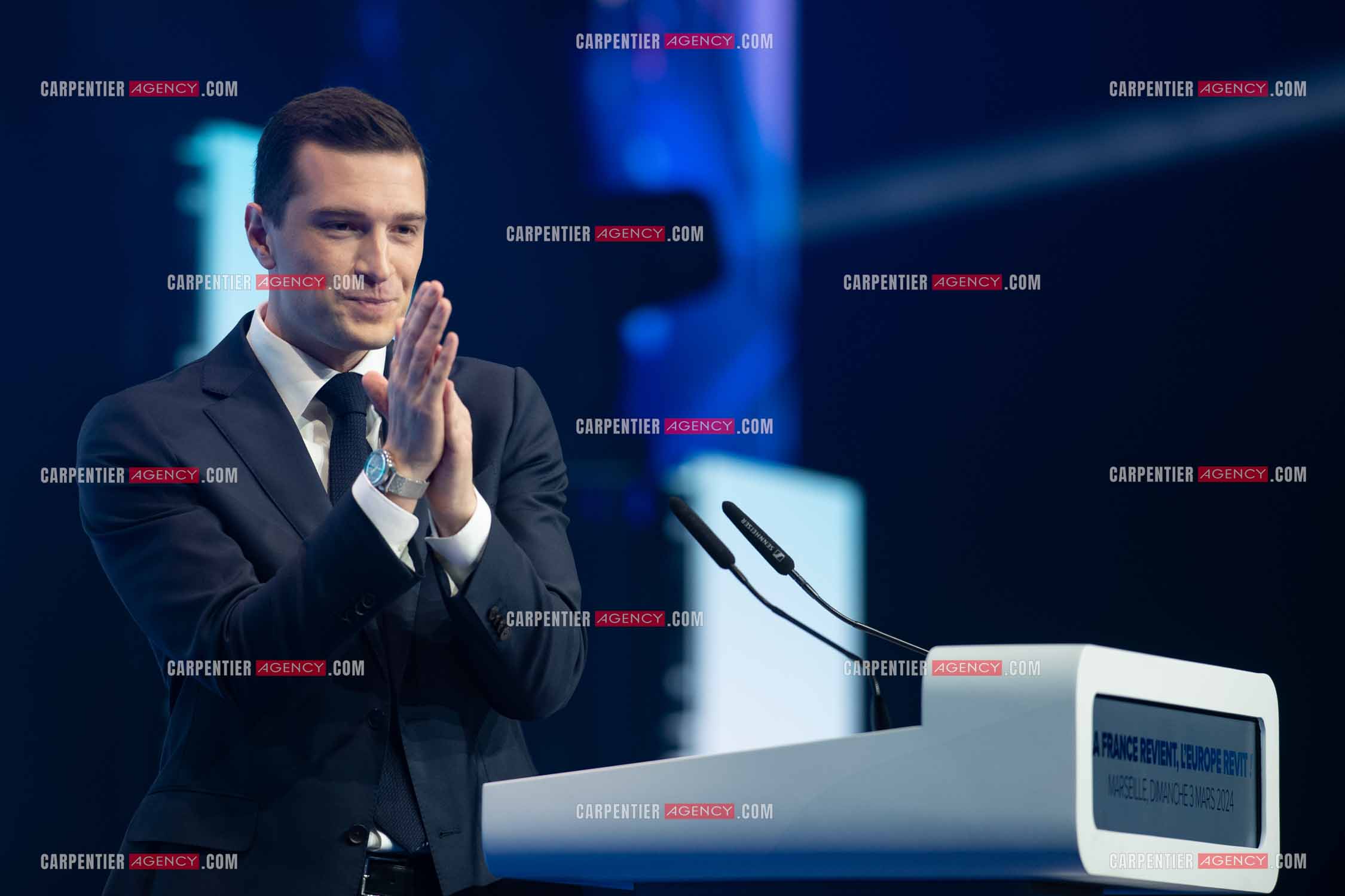 Le président du Rassemblement National Jordan Bardella et Marine Le Pen devant plus de 6000 personnes au parc Chanot à Marseille pour le début de la campagne des élections européennes 2024.