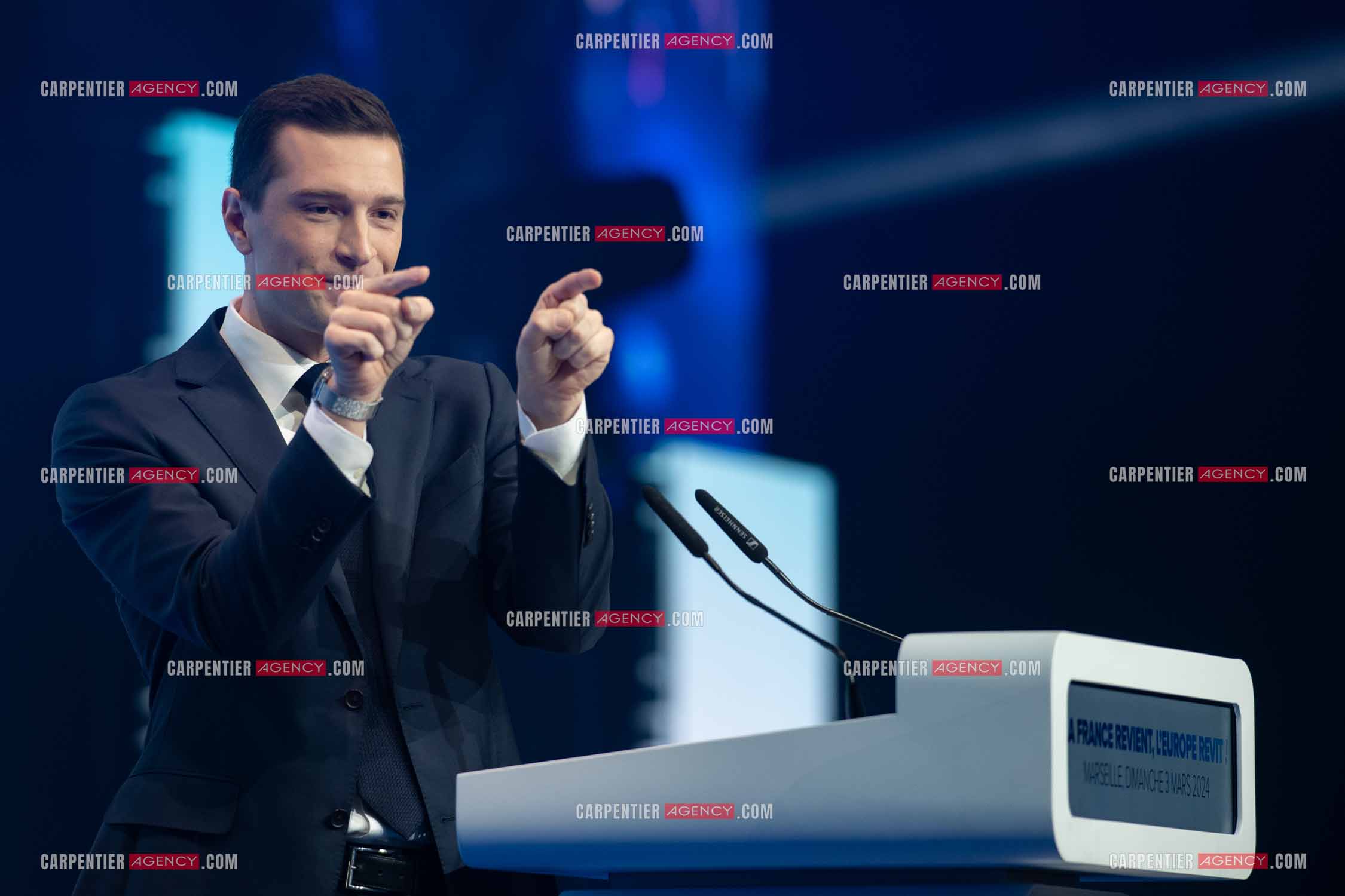 Le président du Rassemblement National Jordan Bardella et Marine Le Pen devant plus de 6000 personnes au parc Chanot à Marseille pour le début de la campagne des élections européennes 2024.