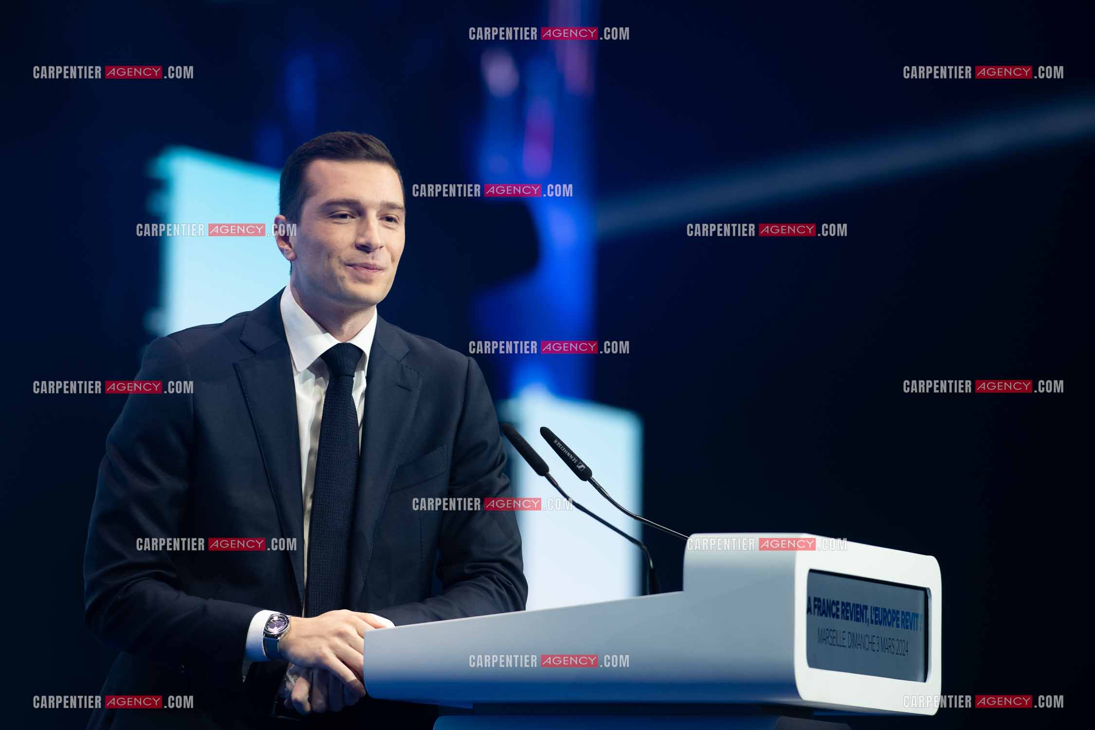 Le président du Rassemblement National Jordan Bardella et Marine Le Pen devant plus de 6000 personnes au parc Chanot à Marseille pour le début de la campagne des élections européennes 2024.