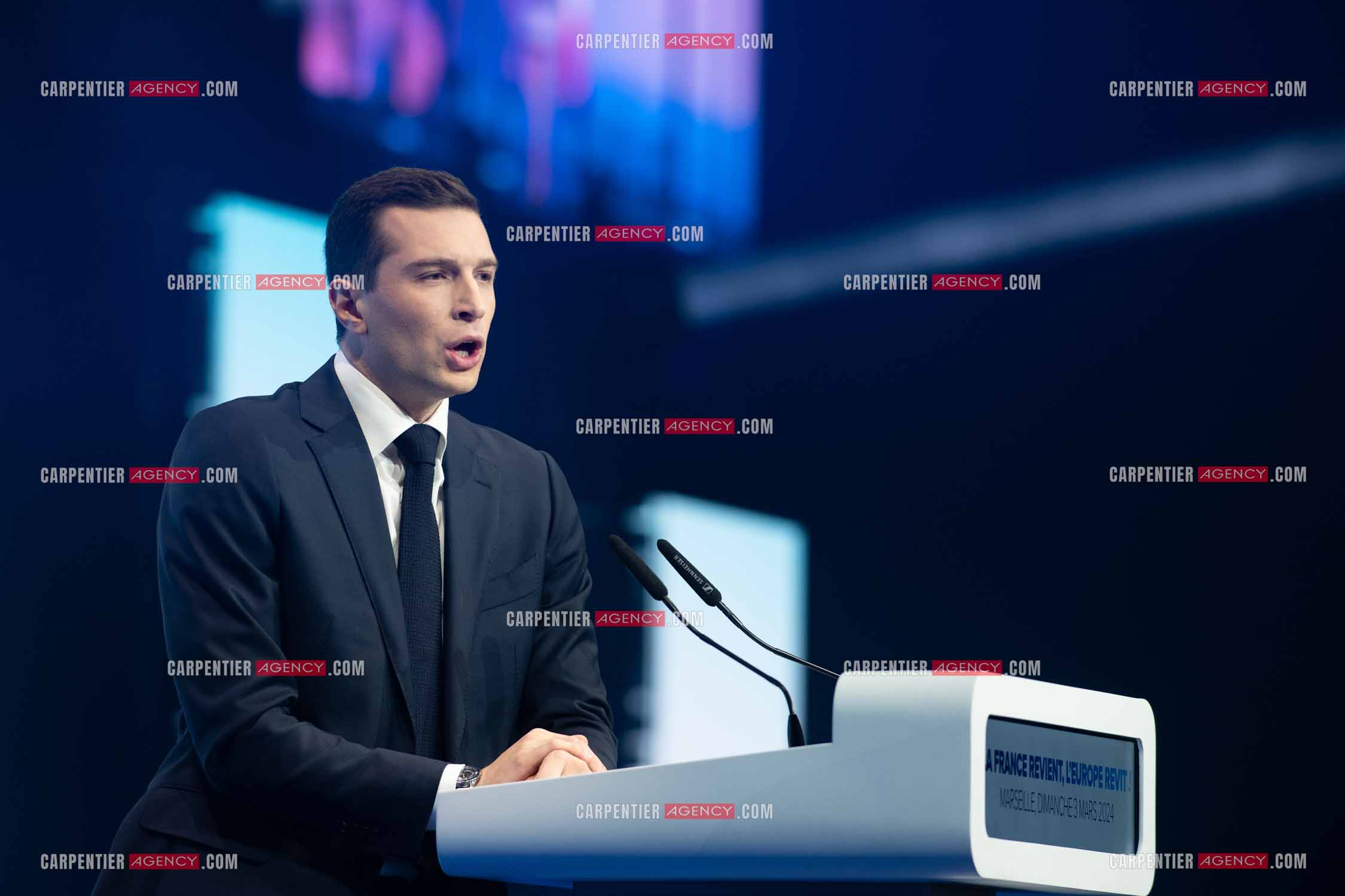 Le président du Rassemblement National Jordan Bardella et Marine Le Pen devant plus de 6000 personnes au parc Chanot à Marseille pour le début de la campagne des élections européennes 2024.