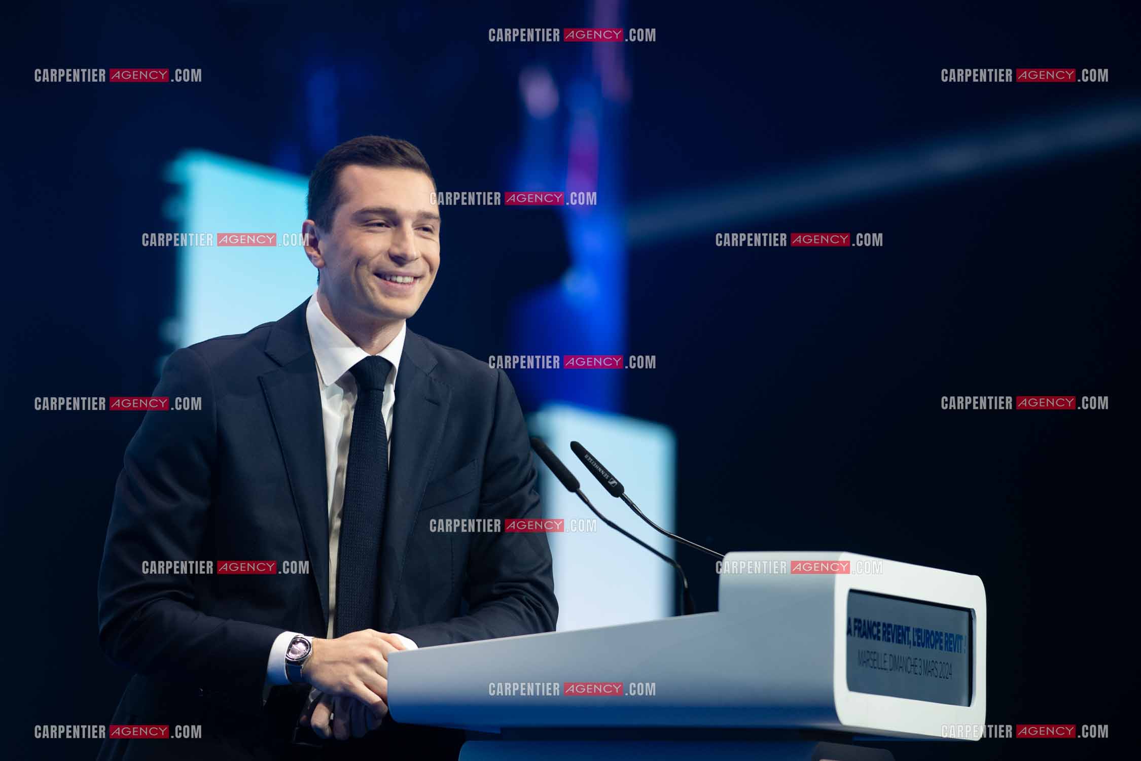 Le président du Rassemblement National Jordan Bardella et Marine Le Pen devant plus de 6000 personnes au parc Chanot à Marseille pour le début de la campagne des élections européennes 2024.