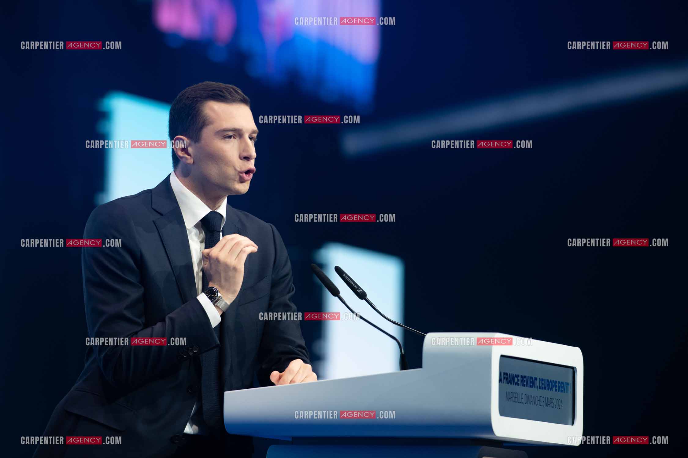 Le président du Rassemblement National Jordan Bardella et Marine Le Pen devant plus de 6000 personnes au parc Chanot à Marseille pour le début de la campagne des élections européennes 2024.
