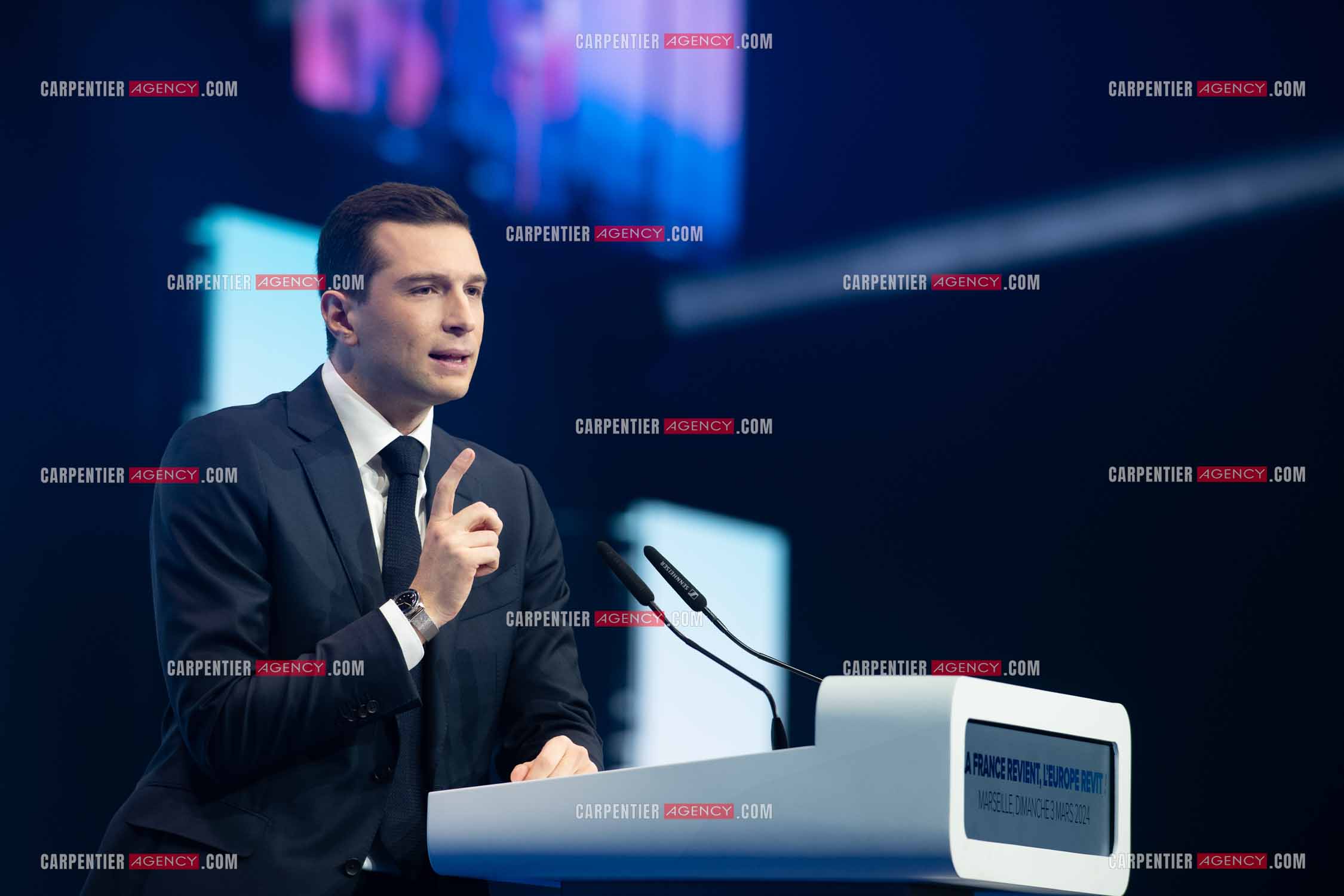 Le président du Rassemblement National Jordan Bardella et Marine Le Pen devant plus de 6000 personnes au parc Chanot à Marseille pour le début de la campagne des élections européennes 2024.