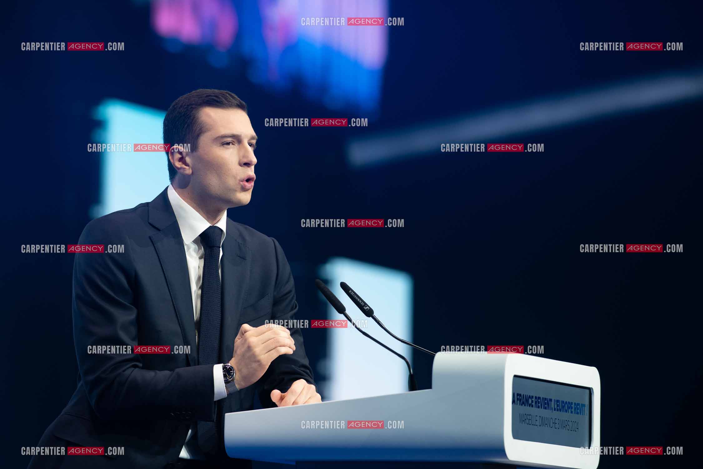 Le président du Rassemblement National Jordan Bardella et Marine Le Pen devant plus de 6000 personnes au parc Chanot à Marseille pour le début de la campagne des élections européennes 2024.