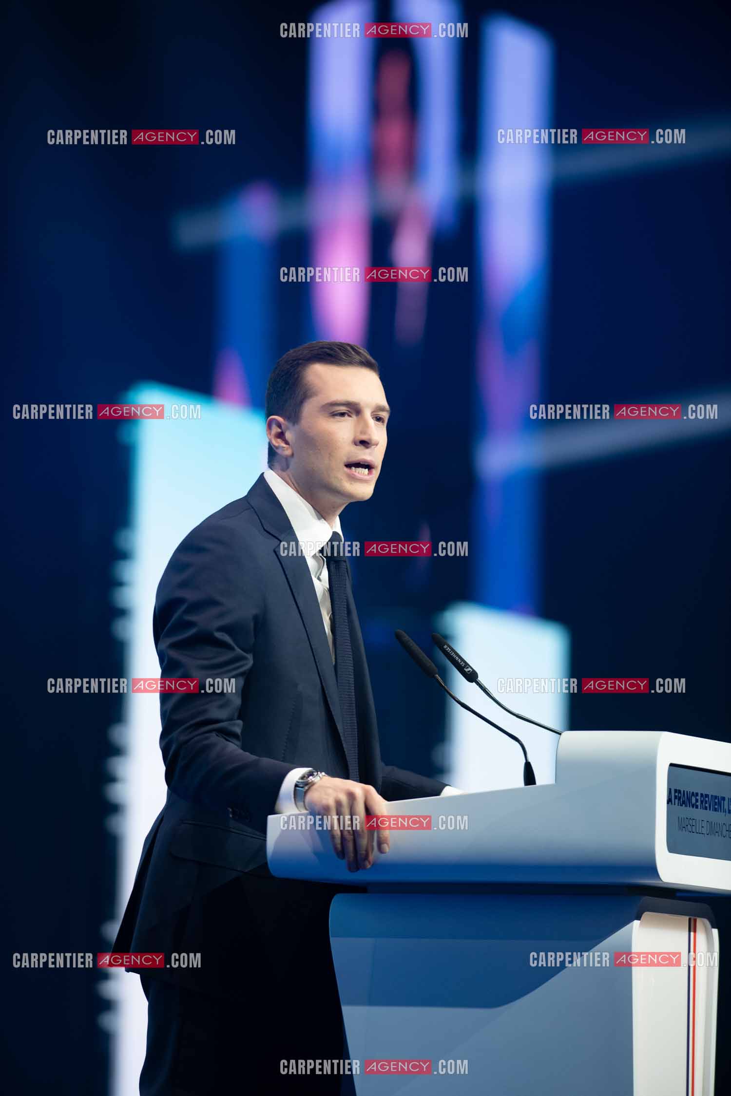 Le président du Rassemblement National Jordan Bardella et Marine Le Pen devant plus de 6000 personnes au parc Chanot à Marseille pour le début de la campagne des élections européennes 2024.