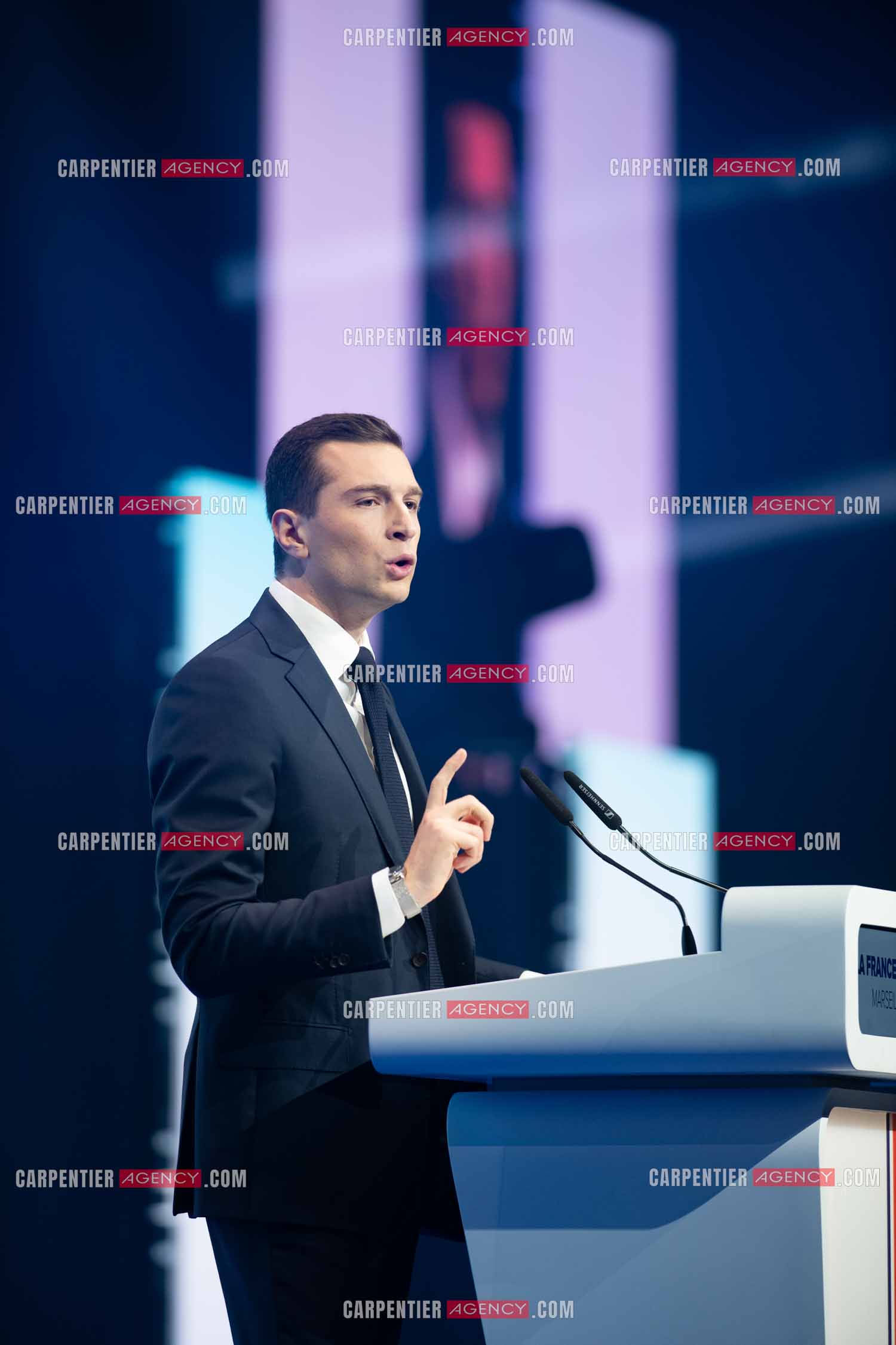 Le président du Rassemblement National Jordan Bardella et Marine Le Pen devant plus de 6000 personnes au parc Chanot à Marseille pour le début de la campagne des élections européennes 2024.