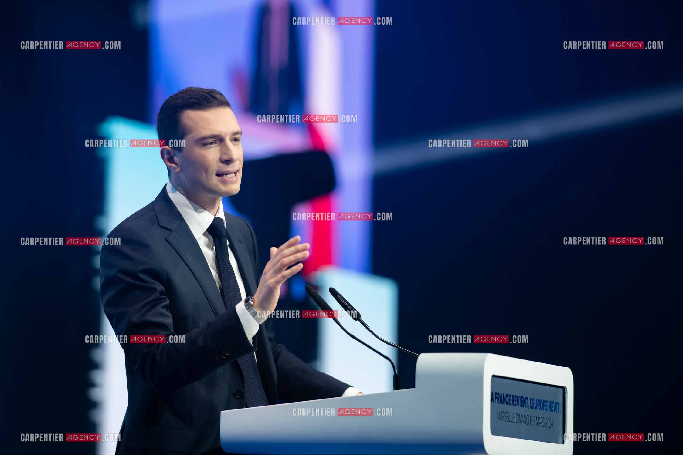 Le président du Rassemblement National Jordan Bardella et Marine Le Pen devant plus de 6000 personnes au parc Chanot à Marseille pour le début de la campagne des élections européennes 2024.