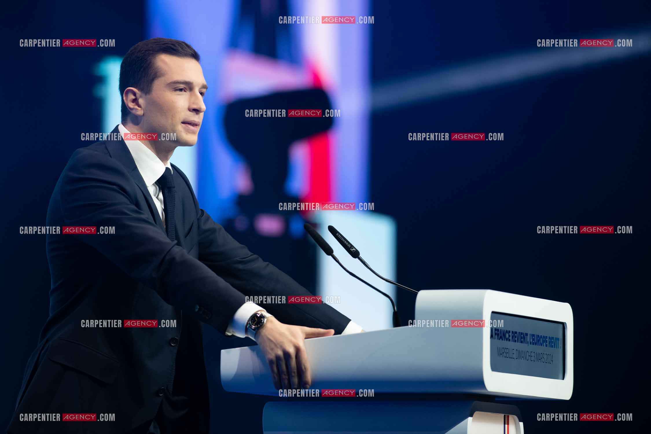 Le président du Rassemblement National Jordan Bardella et Marine Le Pen devant plus de 6000 personnes au parc Chanot à Marseille pour le début de la campagne des élections européennes 2024.