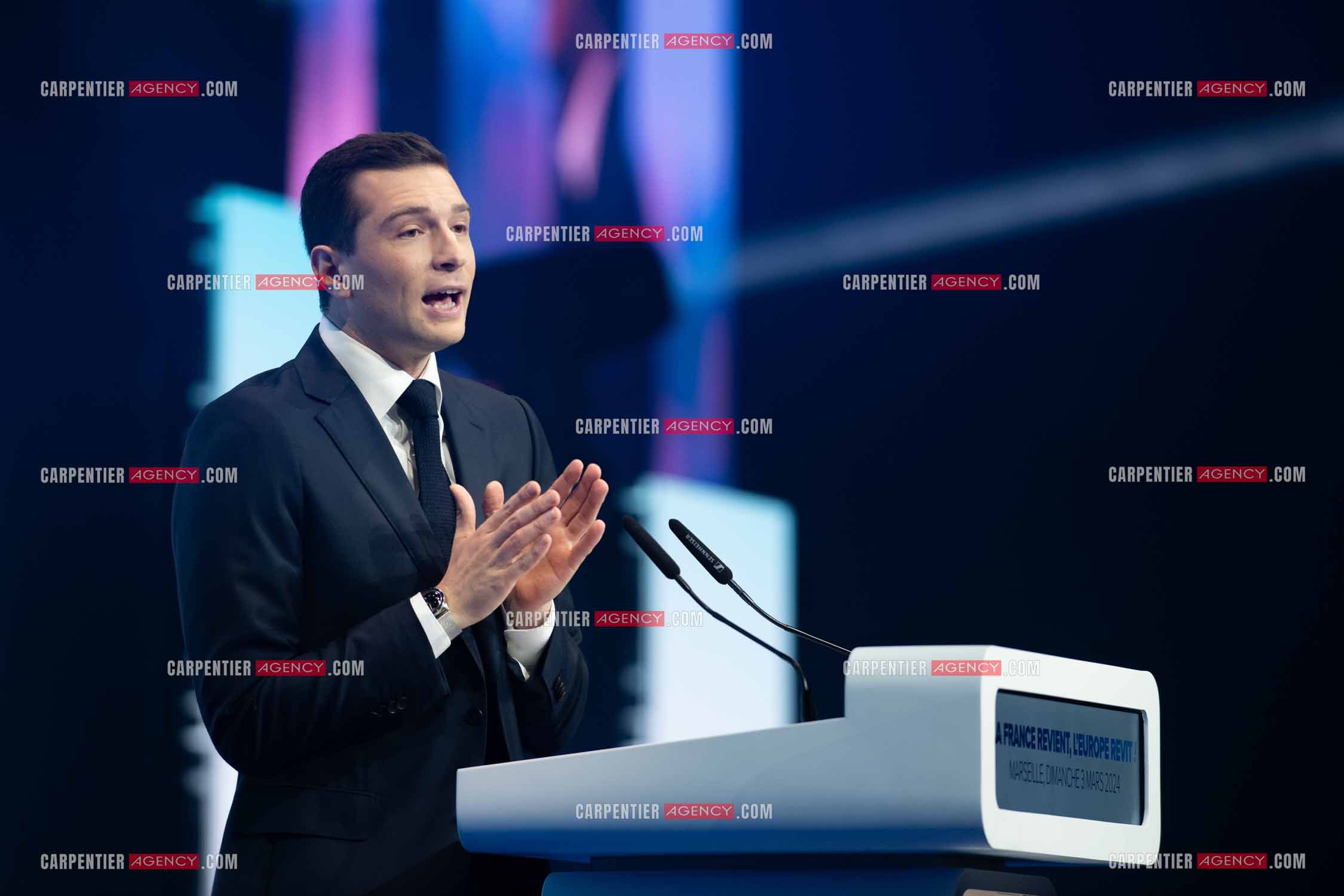 Le président du Rassemblement National Jordan Bardella et Marine Le Pen devant plus de 6000 personnes au parc Chanot à Marseille pour le début de la campagne des élections européennes 2024.