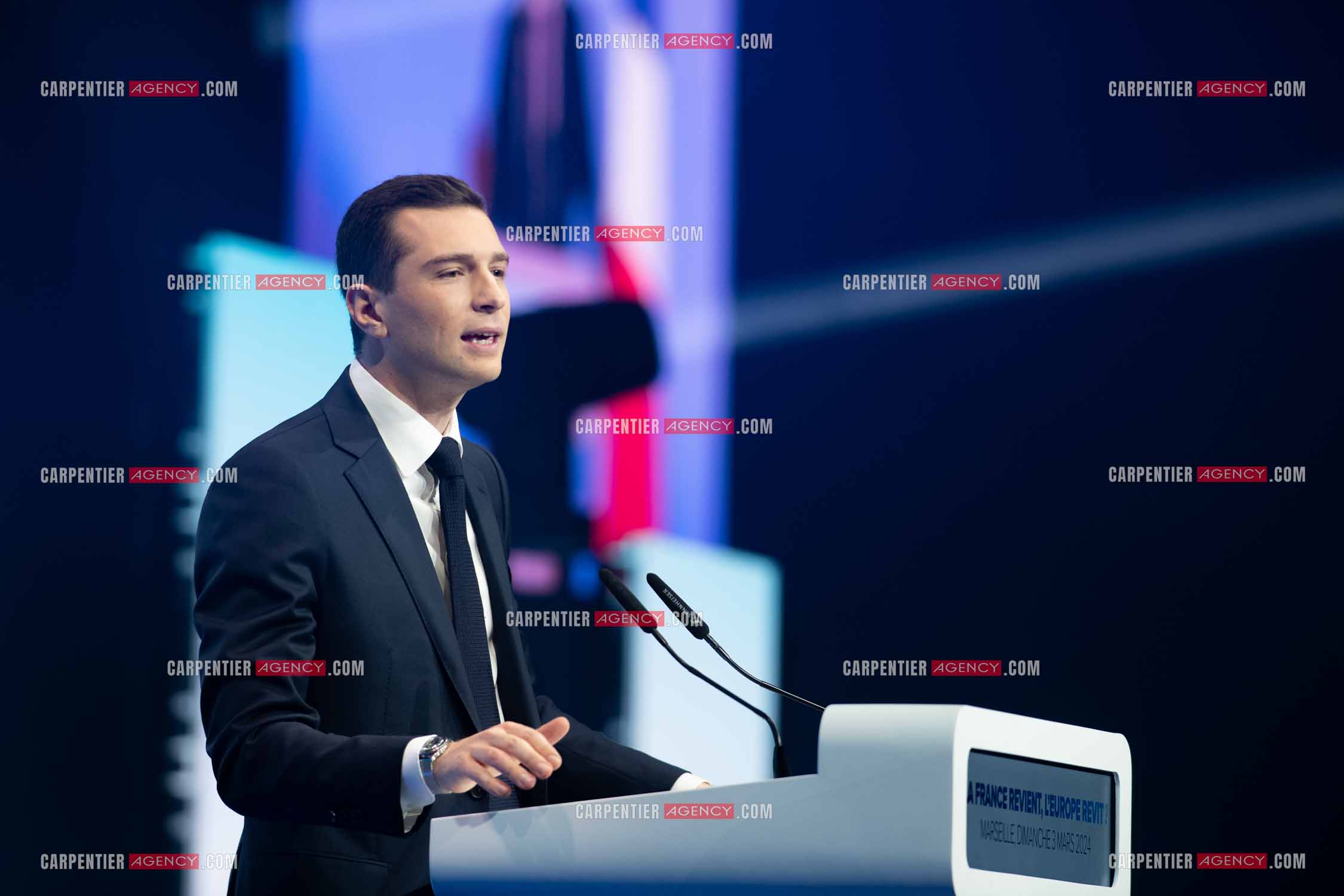 Le président du Rassemblement National Jordan Bardella et Marine Le Pen devant plus de 6000 personnes au parc Chanot à Marseille pour le début de la campagne des élections européennes 2024.