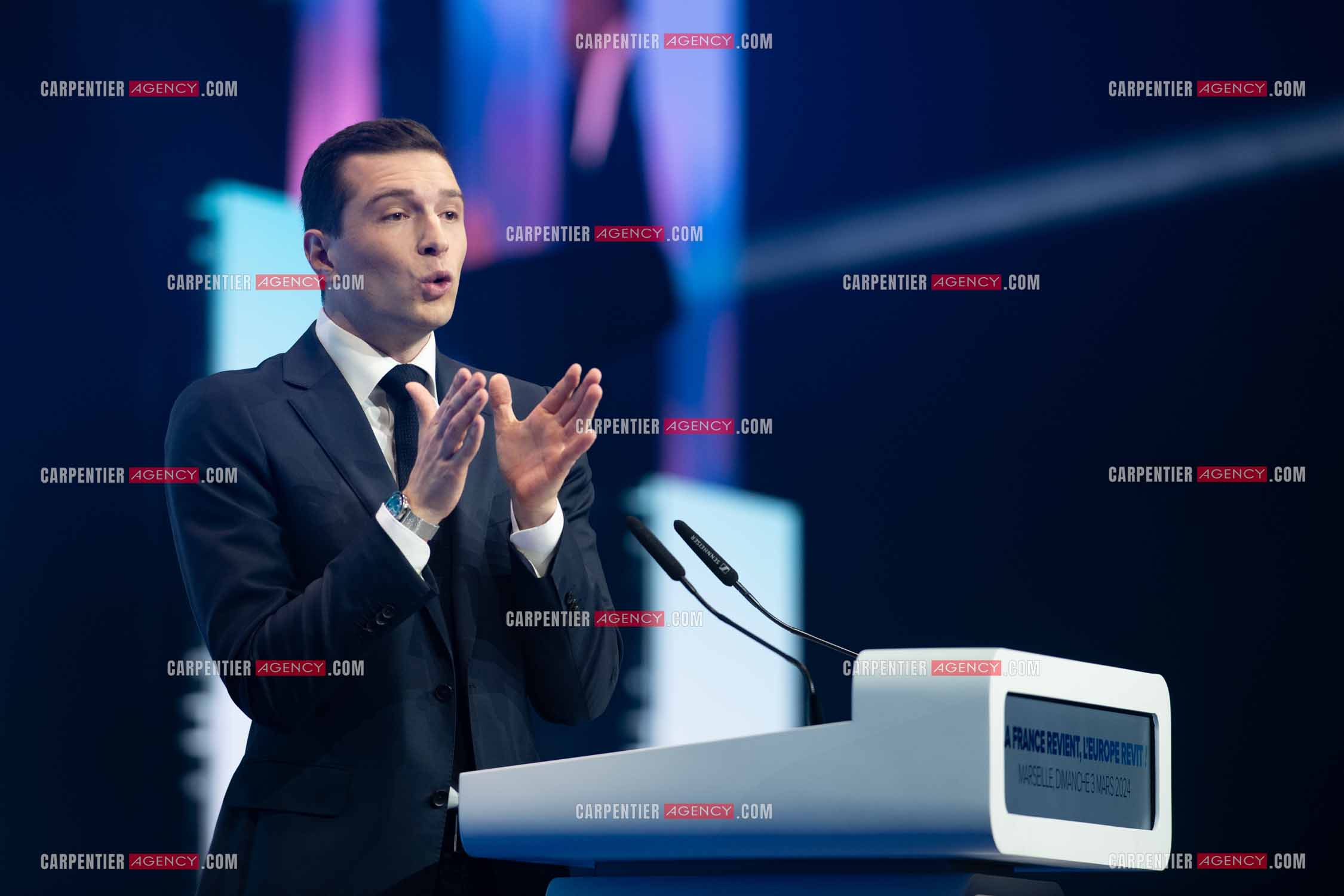 Le président du Rassemblement National Jordan Bardella et Marine Le Pen devant plus de 6000 personnes au parc Chanot à Marseille pour le début de la campagne des élections européennes 2024.