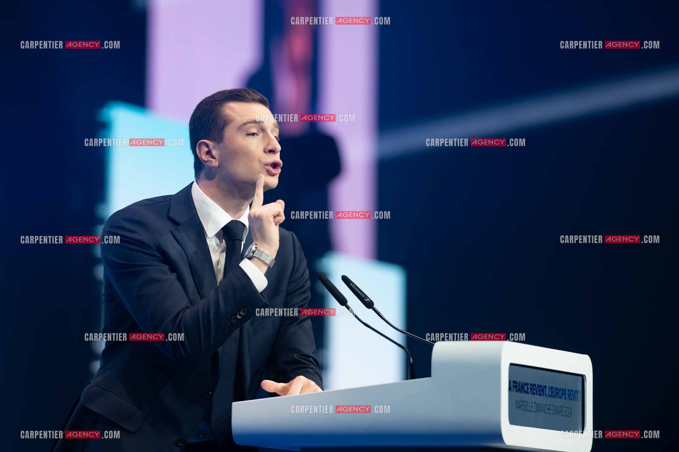 Le président du Rassemblement National Jordan Bardella et Marine Le Pen devant plus de 6000 personnes au parc Chanot à Marseille pour le début de la campagne des élections européennes 2024.