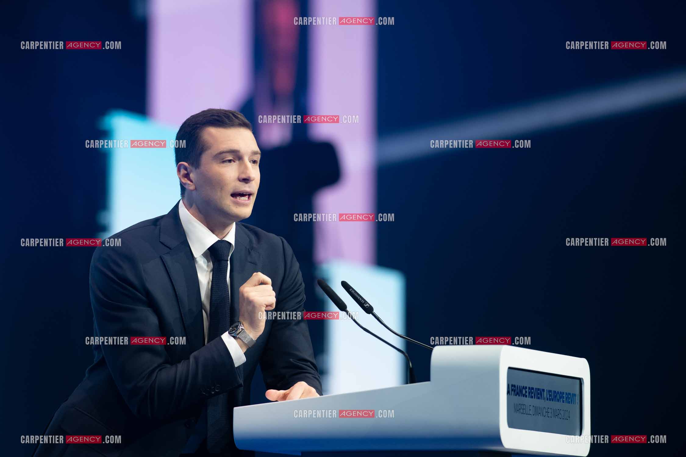 Le président du Rassemblement National Jordan Bardella et Marine Le Pen devant plus de 6000 personnes au parc Chanot à Marseille pour le début de la campagne des élections européennes 2024.