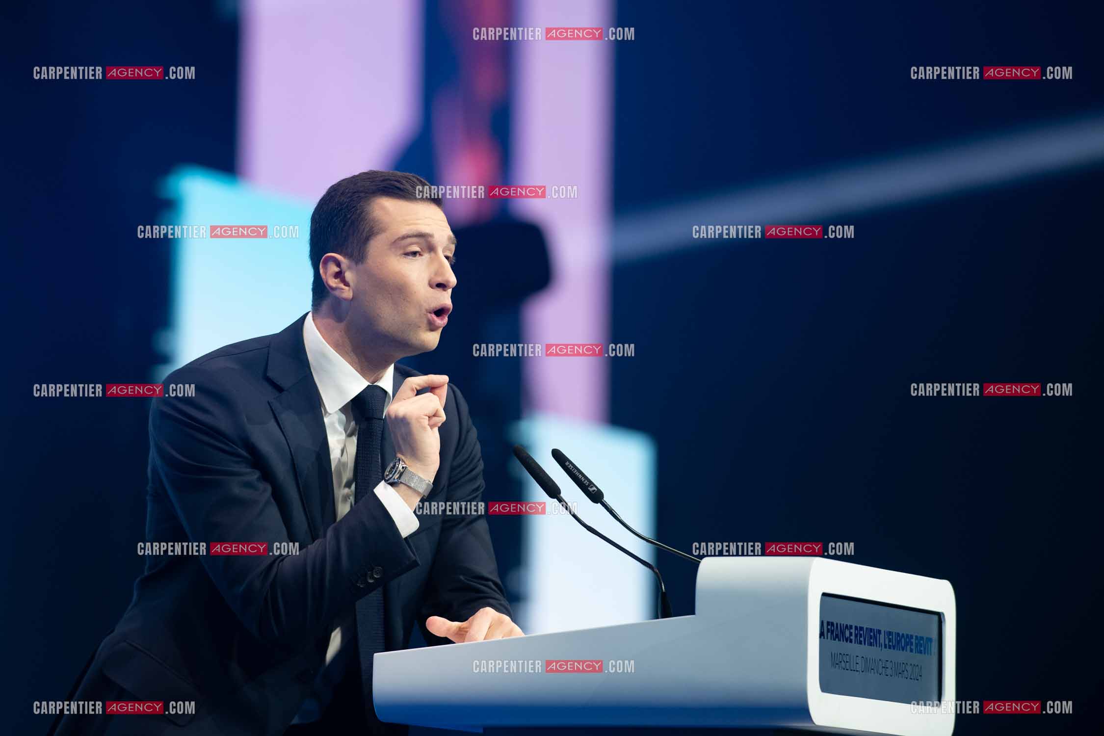 Le président du Rassemblement National Jordan Bardella et Marine Le Pen devant plus de 6000 personnes au parc Chanot à Marseille pour le début de la campagne des élections européennes 2024.