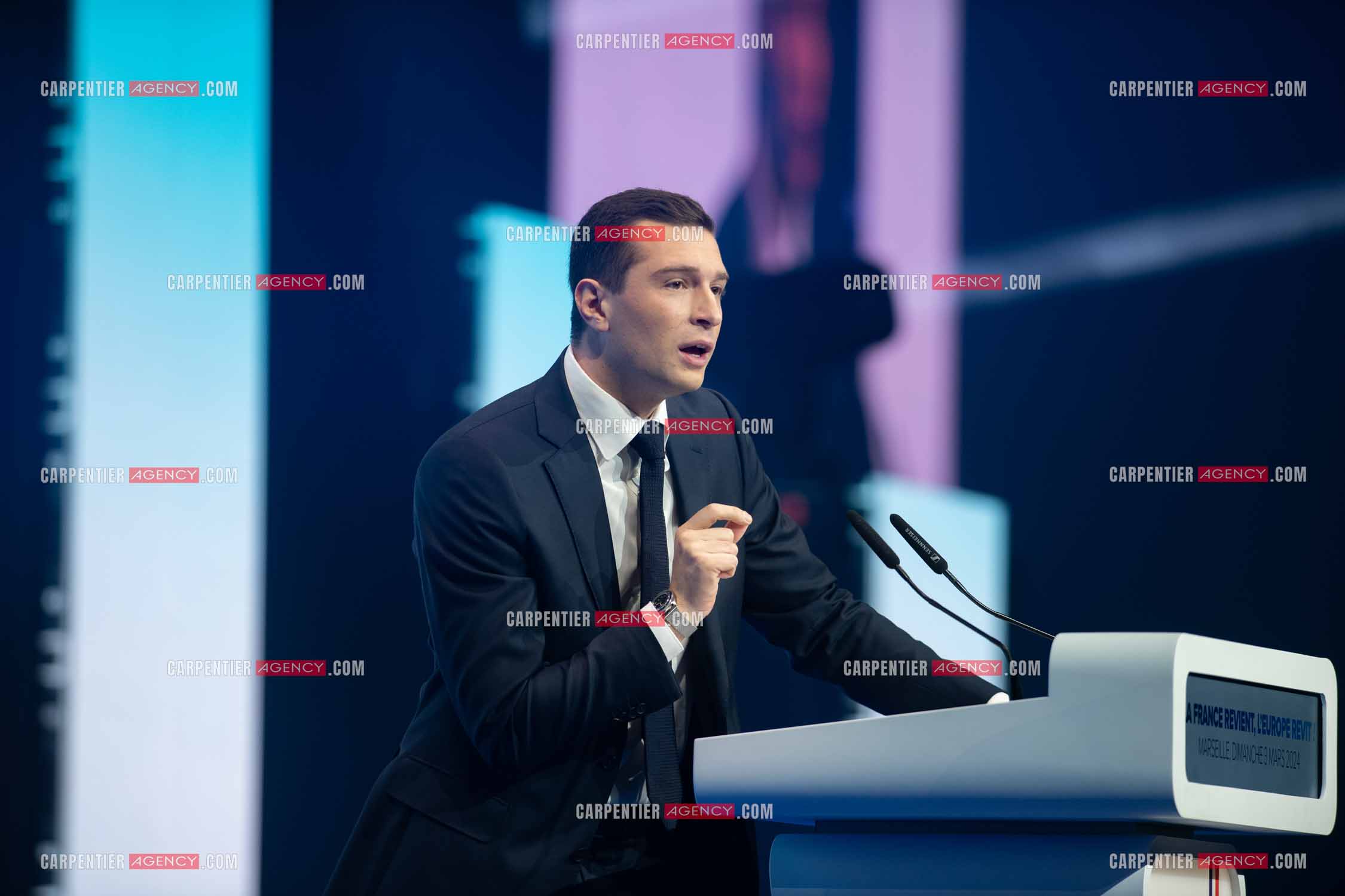 Le président du Rassemblement National Jordan Bardella et Marine Le Pen devant plus de 6000 personnes au parc Chanot à Marseille pour le début de la campagne des élections européennes 2024.