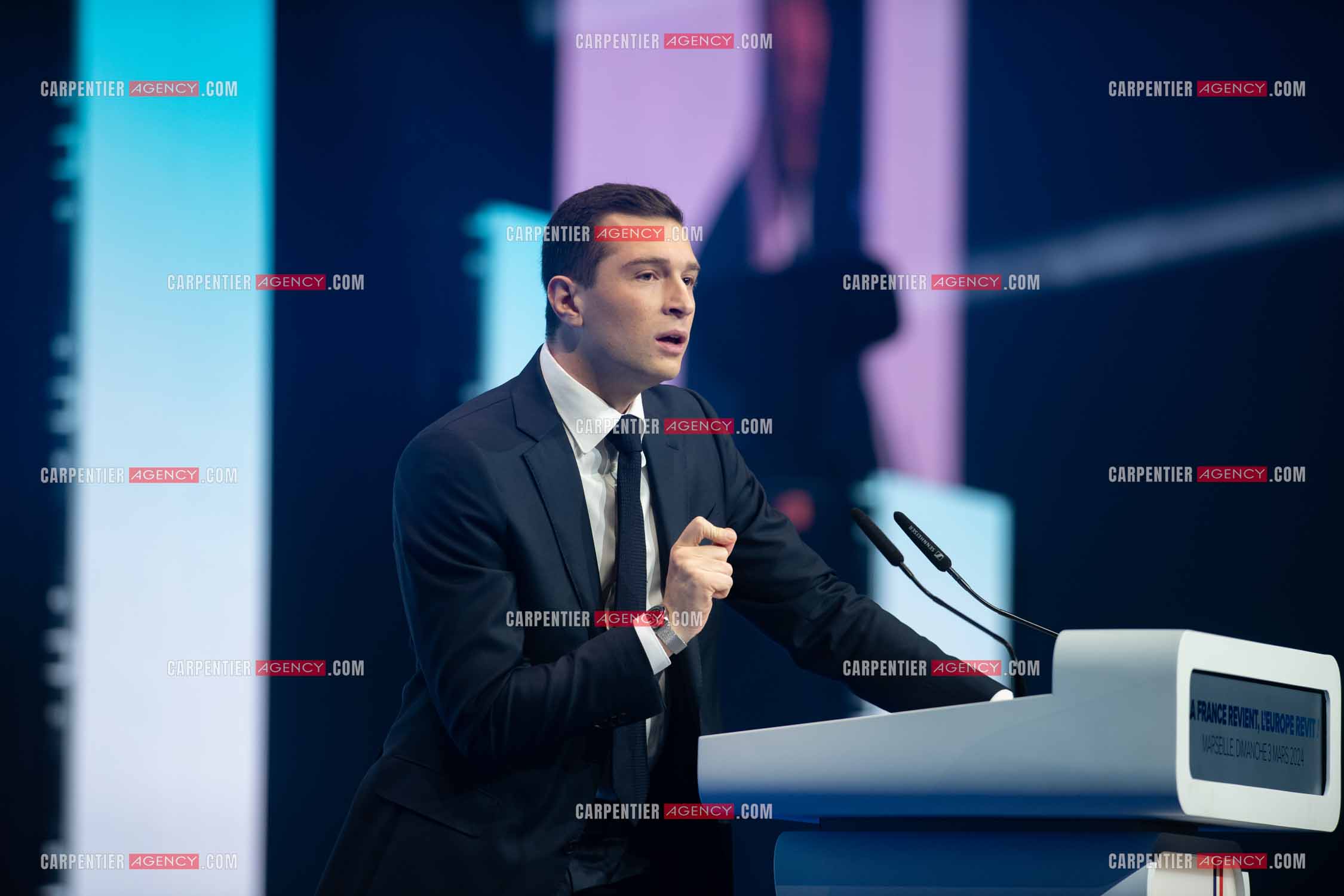Le président du Rassemblement National Jordan Bardella et Marine Le Pen devant plus de 6000 personnes au parc Chanot à Marseille pour le début de la campagne des élections européennes 2024.