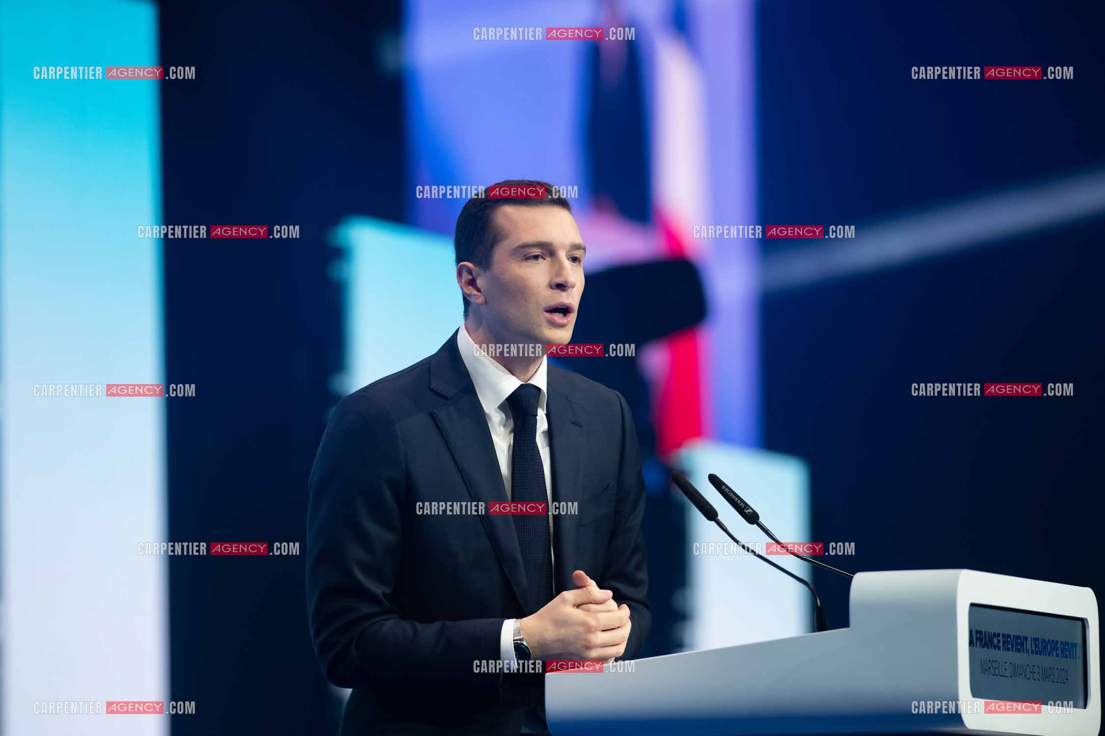 Le président du Rassemblement National Jordan Bardella et Marine Le Pen devant plus de 6000 personnes au parc Chanot à Marseille pour le début de la campagne des élections européennes 2024.