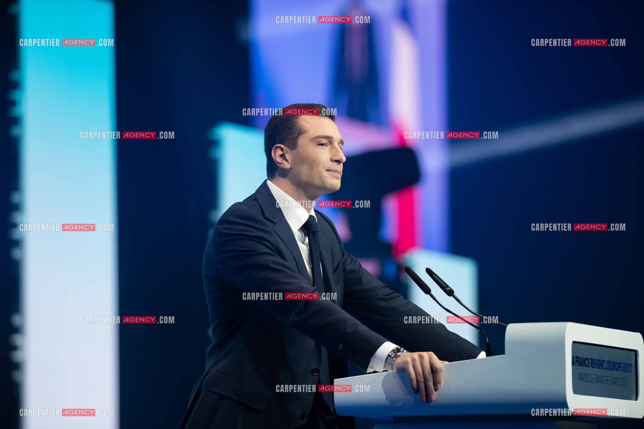 Le président du Rassemblement National Jordan Bardella et Marine Le Pen devant plus de 6000 personnes au parc Chanot à Marseille pour le début de la campagne des élections européennes 2024.