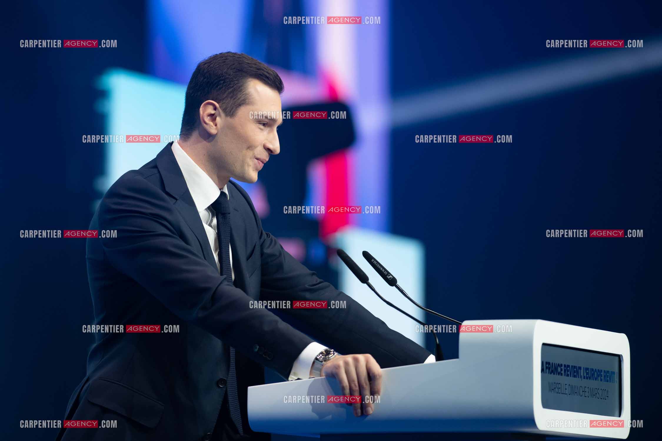 Le président du Rassemblement National Jordan Bardella et Marine Le Pen devant plus de 6000 personnes au parc Chanot à Marseille pour le début de la campagne des élections européennes 2024.