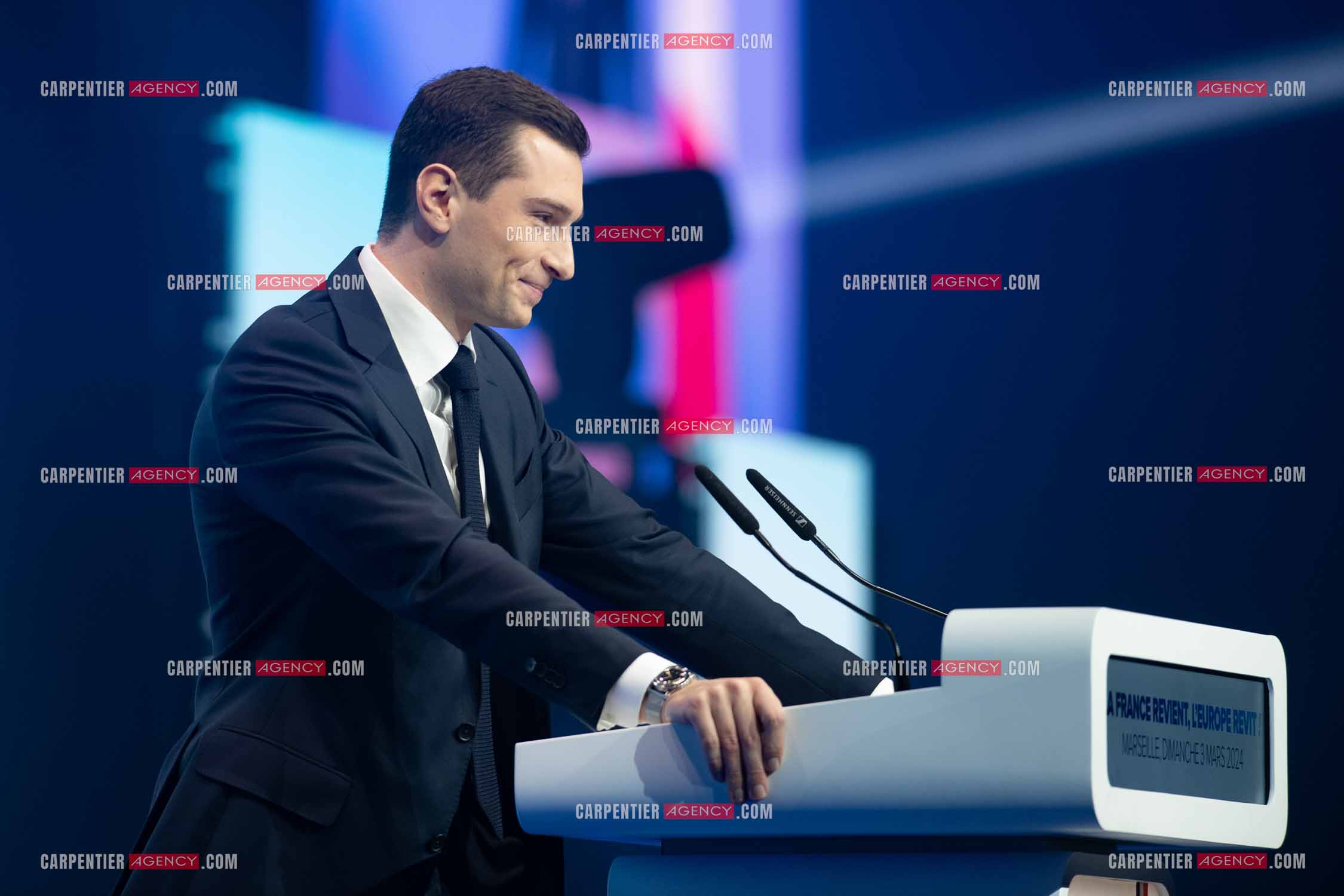 Le président du Rassemblement National Jordan Bardella et Marine Le Pen devant plus de 6000 personnes au parc Chanot à Marseille pour le début de la campagne des élections européennes 2024.