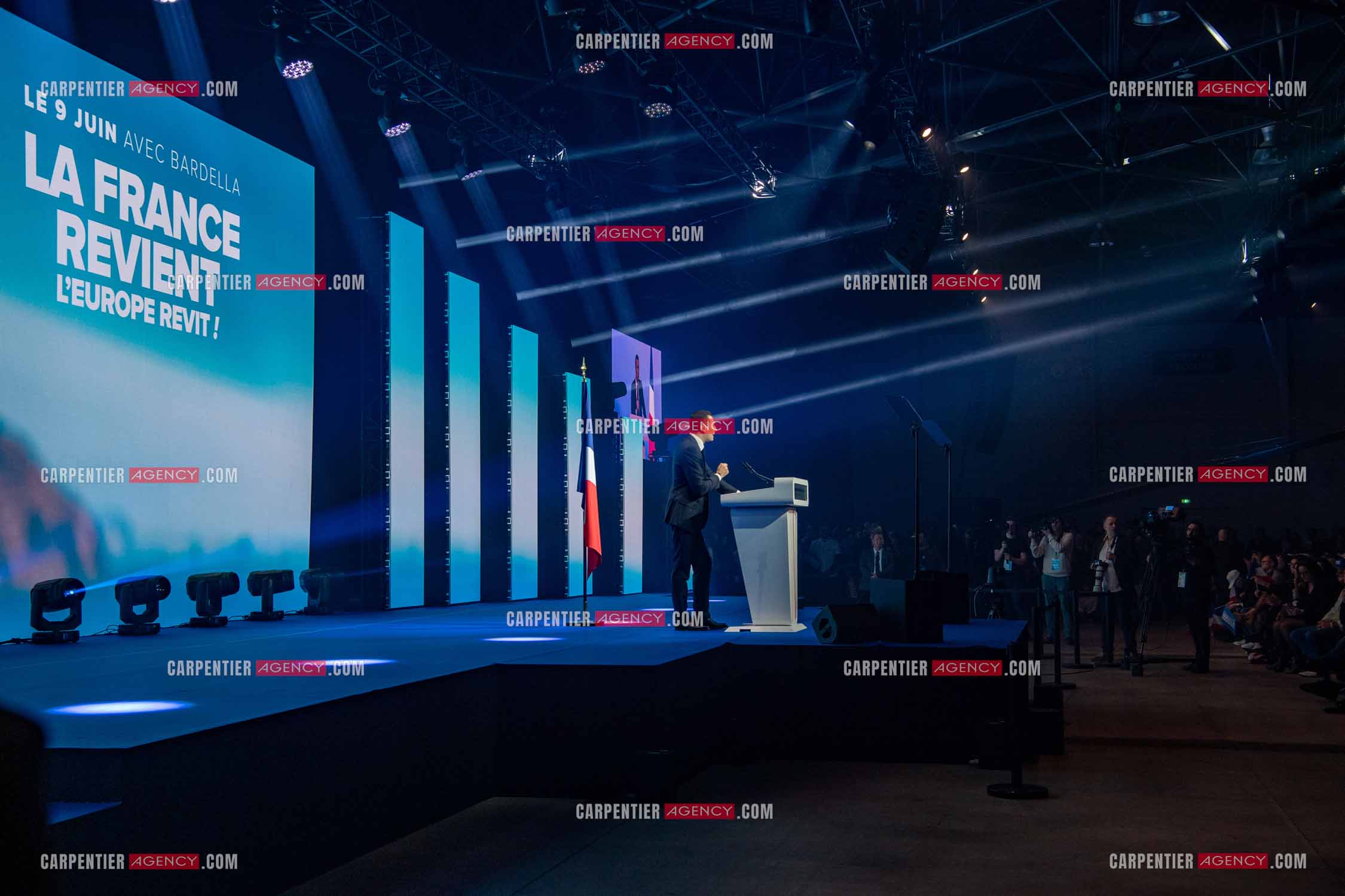 Le président du Rassemblement National Jordan Bardella et Marine Le Pen devant plus de 6000 personnes au parc Chanot à Marseille pour le début de la campagne des élections européennes 2024.