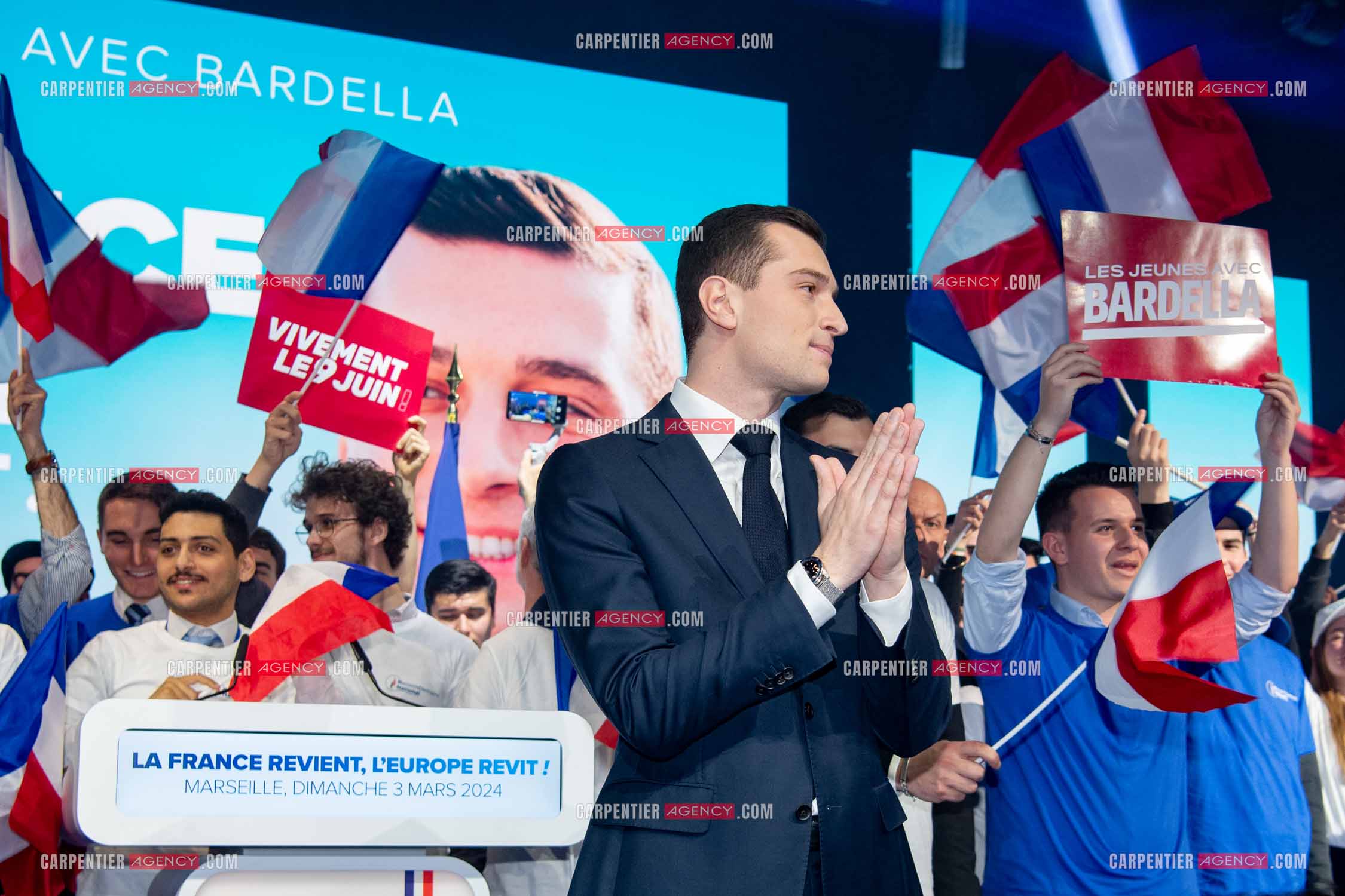 Le président du Rassemblement National Jordan Bardella et Marine Le Pen devant plus de 6000 personnes au parc Chanot à Marseille pour le début de la campagne des élections européennes 2024.