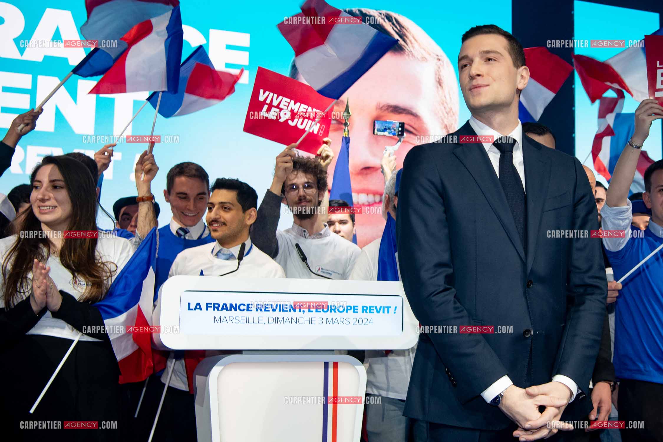 Le président du Rassemblement National Jordan Bardella et Marine Le Pen devant plus de 6000 personnes au parc Chanot à Marseille pour le début de la campagne des élections européennes 2024.