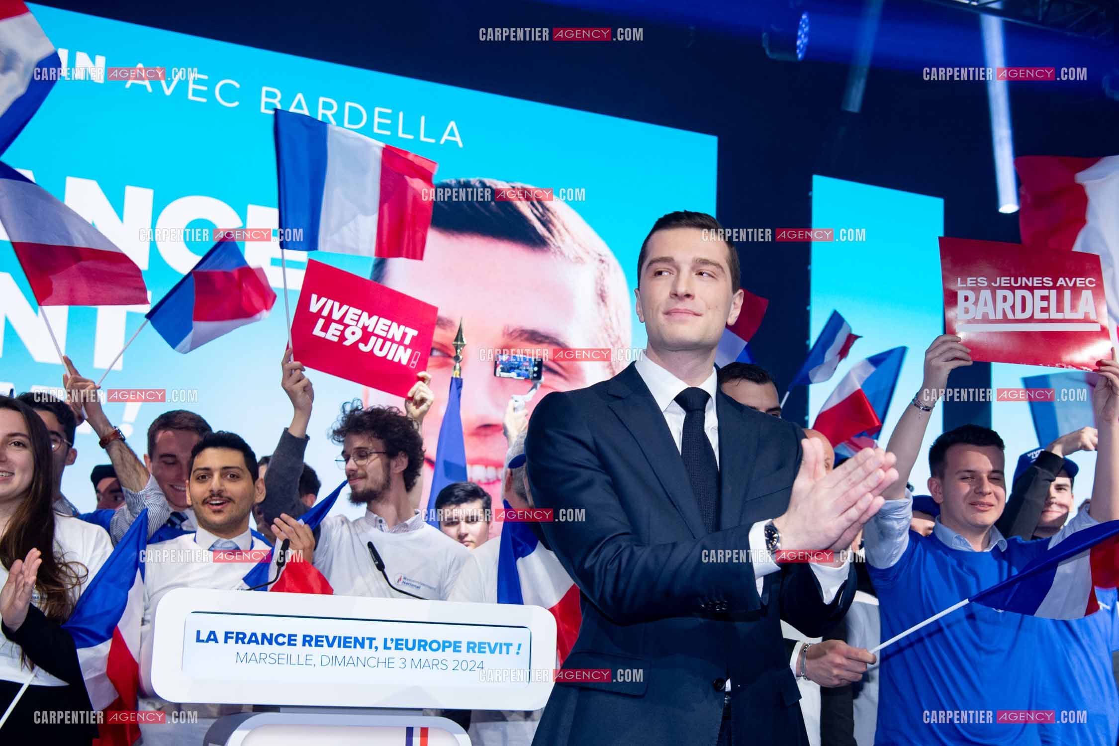 Le président du Rassemblement National Jordan Bardella et Marine Le Pen devant plus de 6000 personnes au parc Chanot à Marseille pour le début de la campagne des élections européennes 2024.