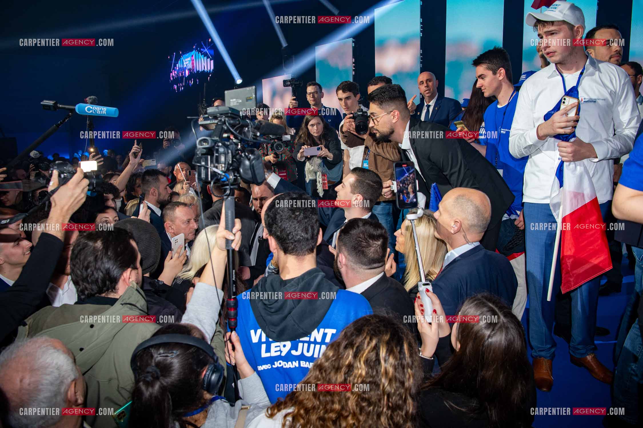 Le président du Rassemblement National Jordan Bardella et Marine Le Pen devant plus de 6000 personnes au parc Chanot à Marseille pour le début de la campagne des élections européennes 2024.