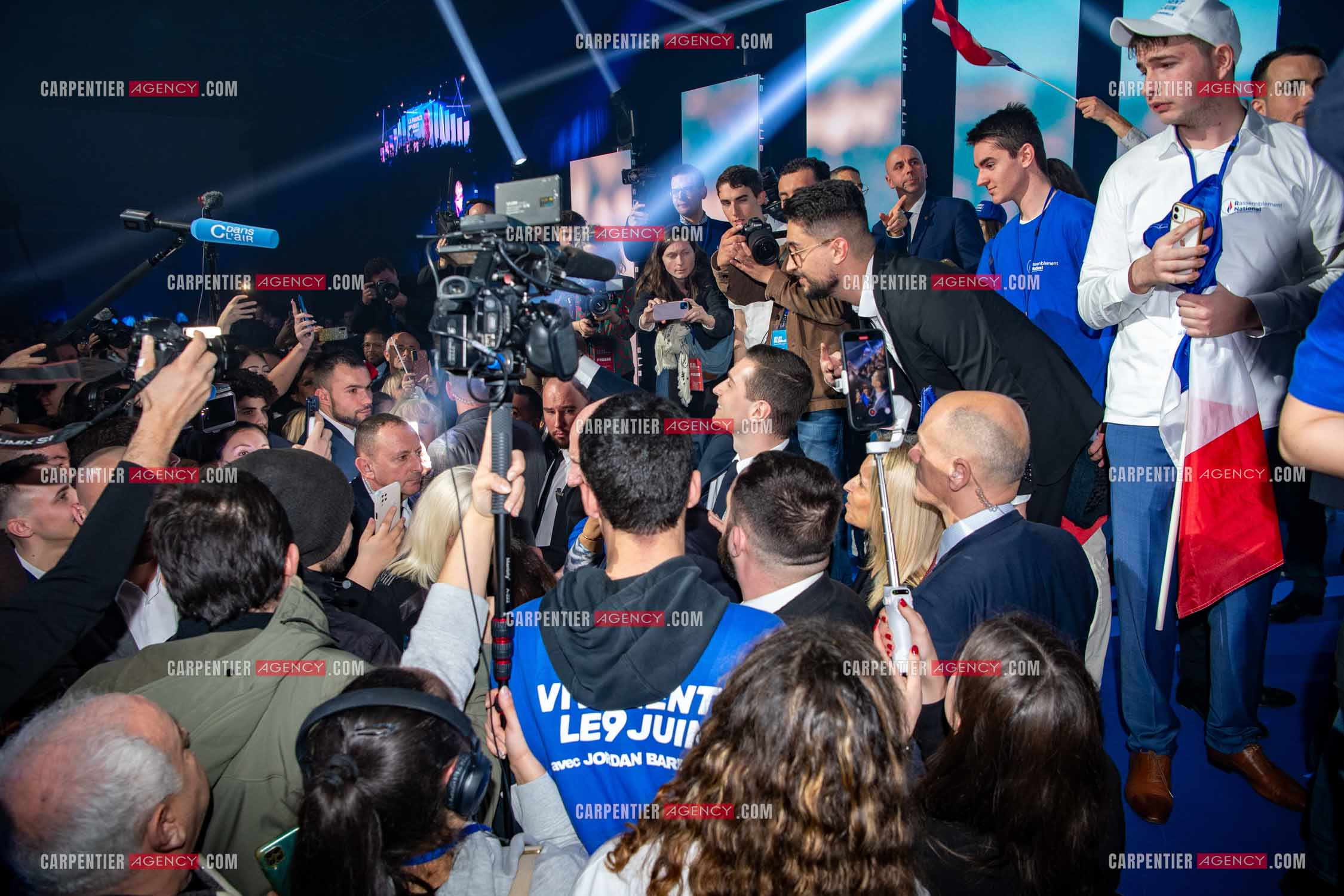 Le président du Rassemblement National Jordan Bardella et Marine Le Pen devant plus de 6000 personnes au parc Chanot à Marseille pour le début de la campagne des élections européennes 2024.
