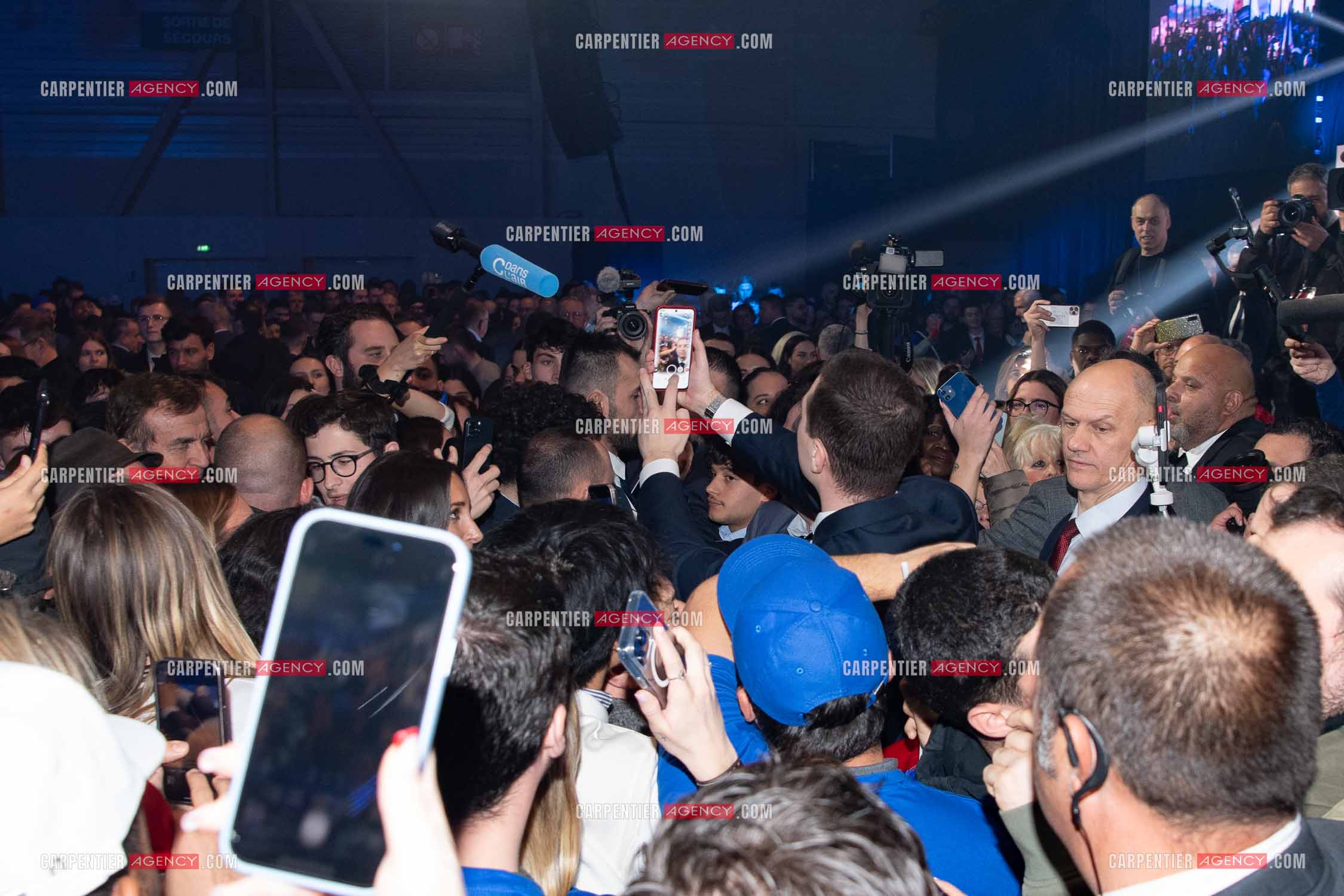 Le président du Rassemblement National Jordan Bardella et Marine Le Pen devant plus de 6000 personnes au parc Chanot à Marseille pour le début de la campagne des élections européennes 2024.