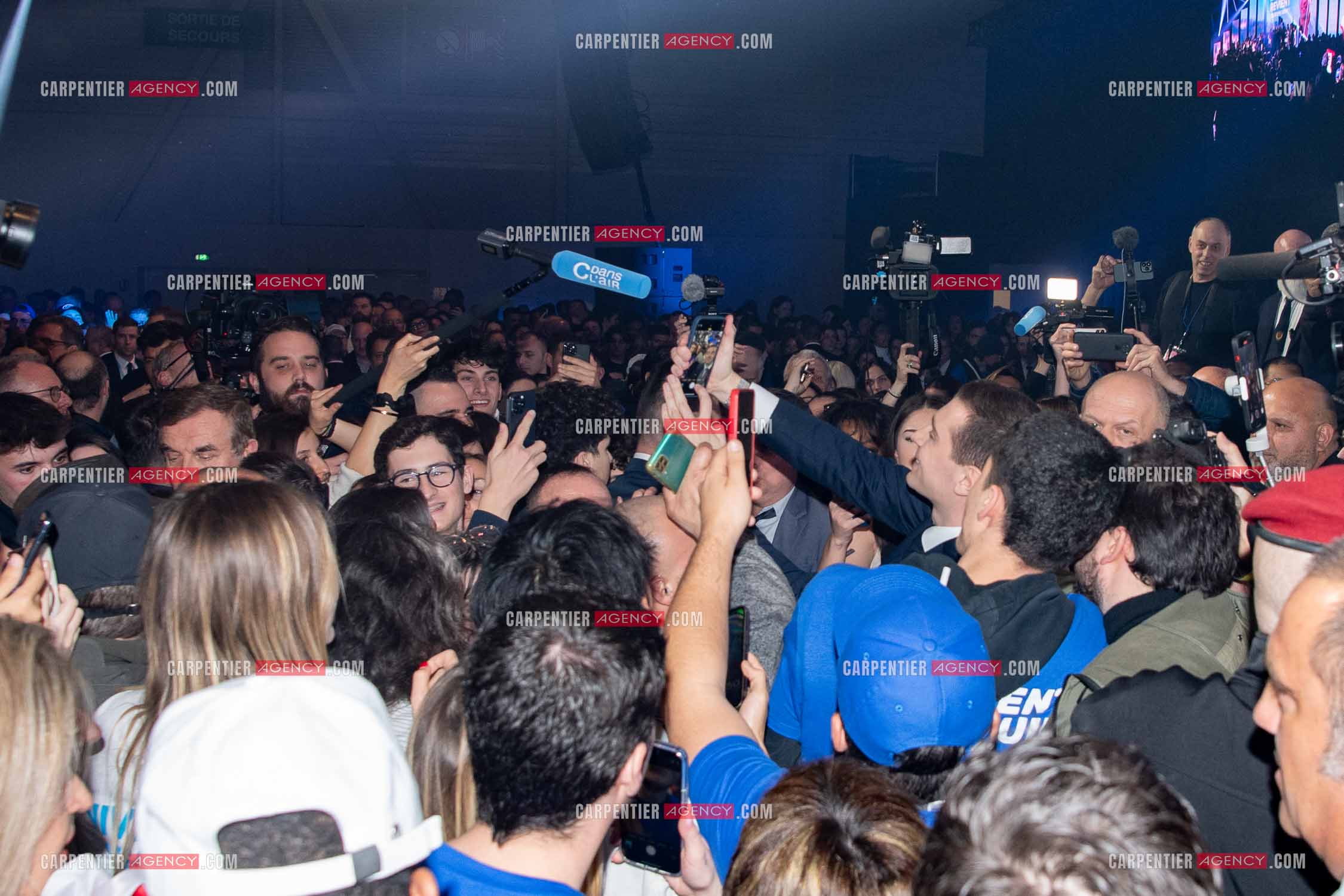 Le président du Rassemblement National Jordan Bardella et Marine Le Pen devant plus de 6000 personnes au parc Chanot à Marseille pour le début de la campagne des élections européennes 2024.