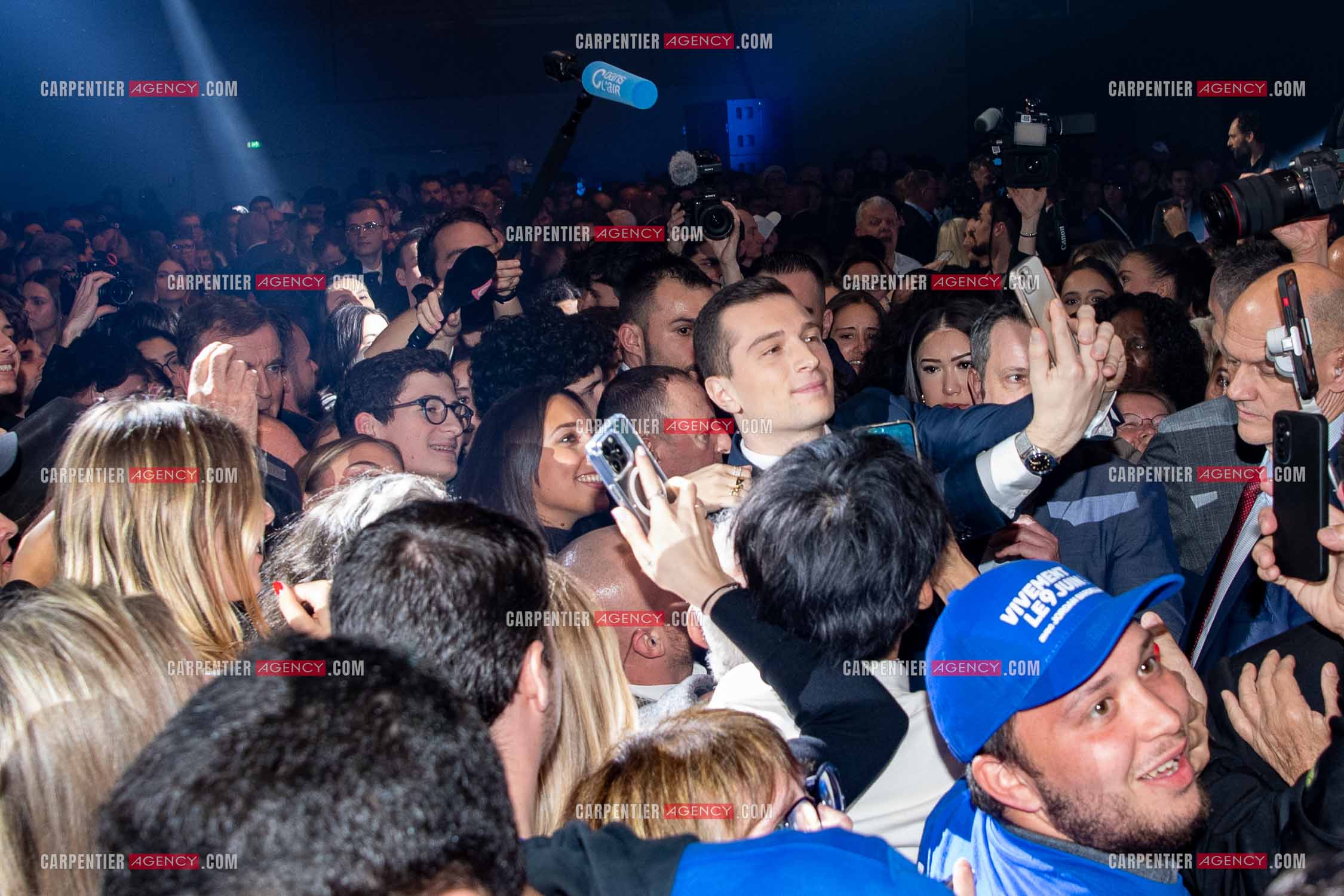 Le président du Rassemblement National Jordan Bardella et Marine Le Pen devant plus de 6000 personnes au parc Chanot à Marseille pour le début de la campagne des élections européennes 2024.