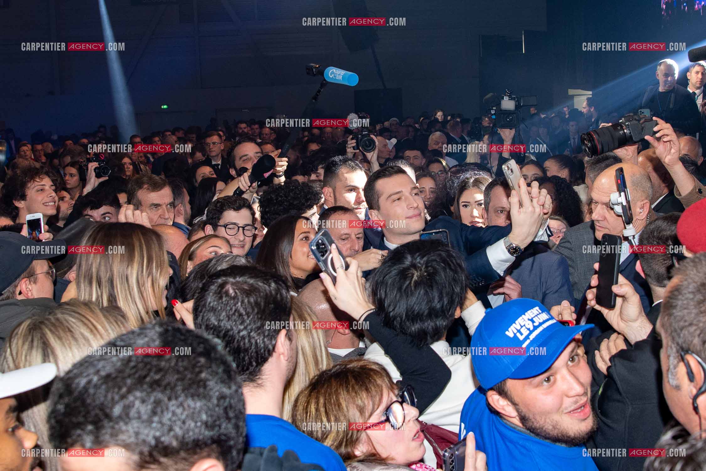 Le président du Rassemblement National Jordan Bardella et Marine Le Pen devant plus de 6000 personnes au parc Chanot à Marseille pour le début de la campagne des élections européennes 2024.