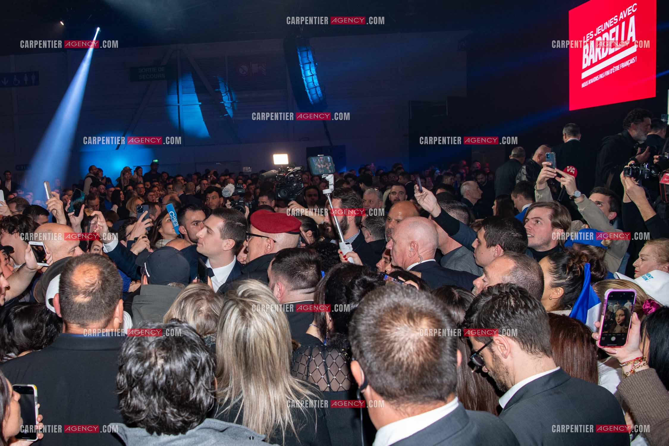 Le président du Rassemblement National Jordan Bardella et Marine Le Pen devant plus de 6000 personnes au parc Chanot à Marseille pour le début de la campagne des élections européennes 2024.