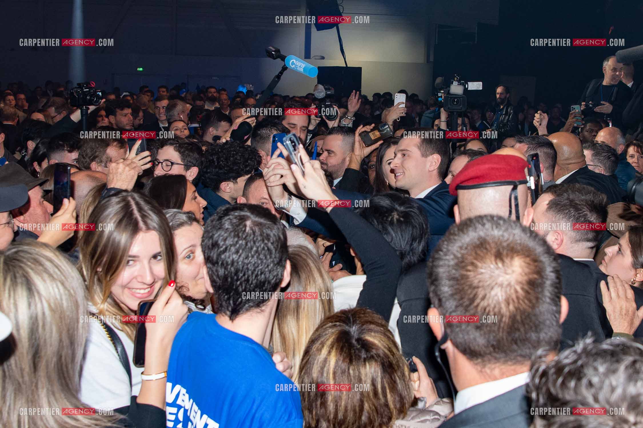 Le président du Rassemblement National Jordan Bardella et Marine Le Pen devant plus de 6000 personnes au parc Chanot à Marseille pour le début de la campagne des élections européennes 2024.
