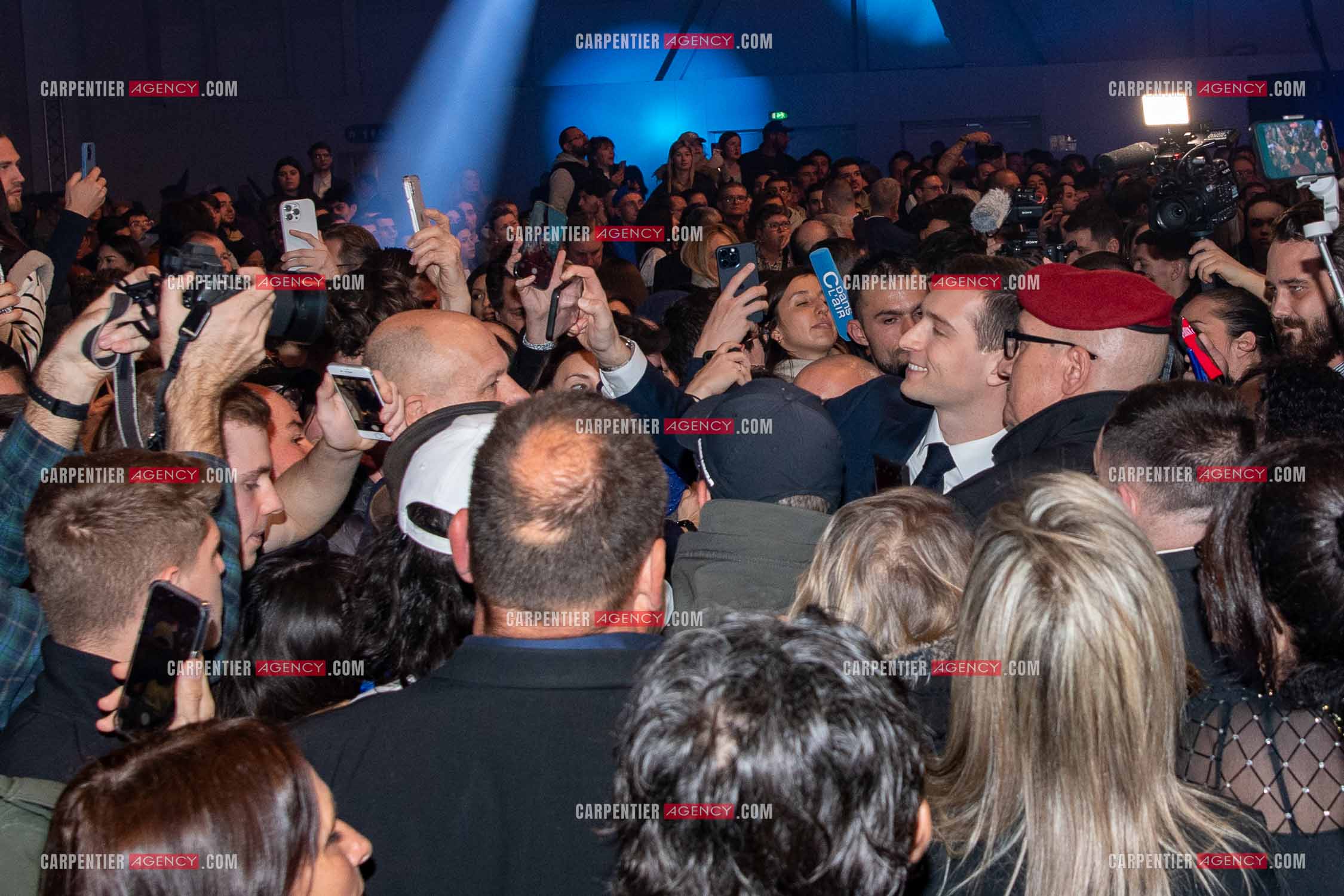 Le président du Rassemblement National Jordan Bardella et Marine Le Pen devant plus de 6000 personnes au parc Chanot à Marseille pour le début de la campagne des élections européennes 2024.
