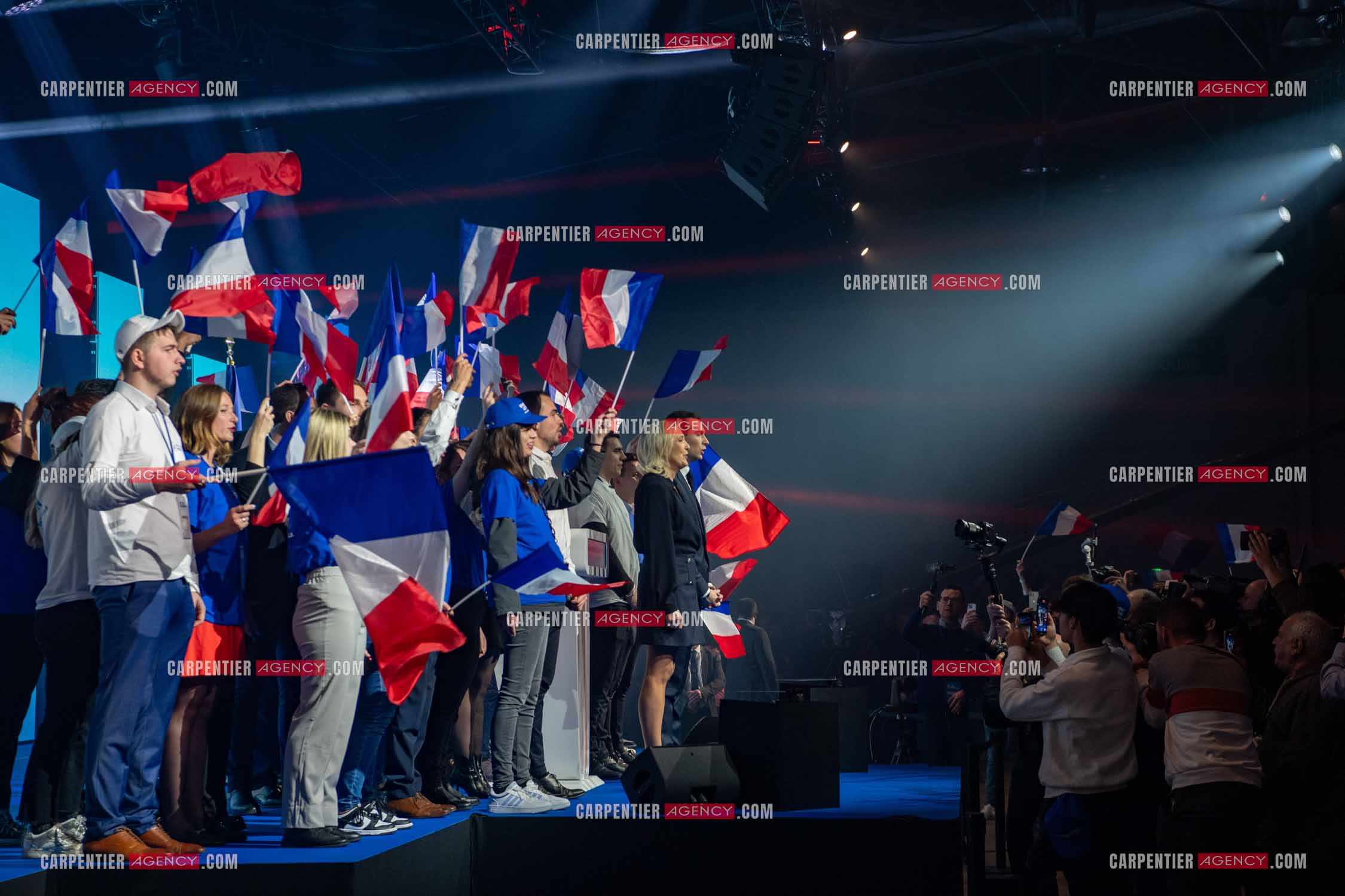 Le président du Rassemblement National Jordan Bardella et Marine Le Pen devant plus de 6000 personnes au parc Chanot à Marseille pour le début de la campagne des élections européennes 2024.