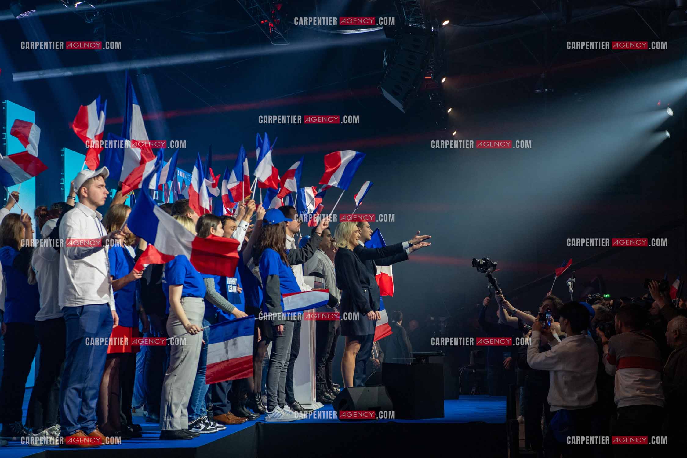 Le président du Rassemblement National Jordan Bardella et Marine Le Pen devant plus de 6000 personnes au parc Chanot à Marseille pour le début de la campagne des élections européennes 2024.