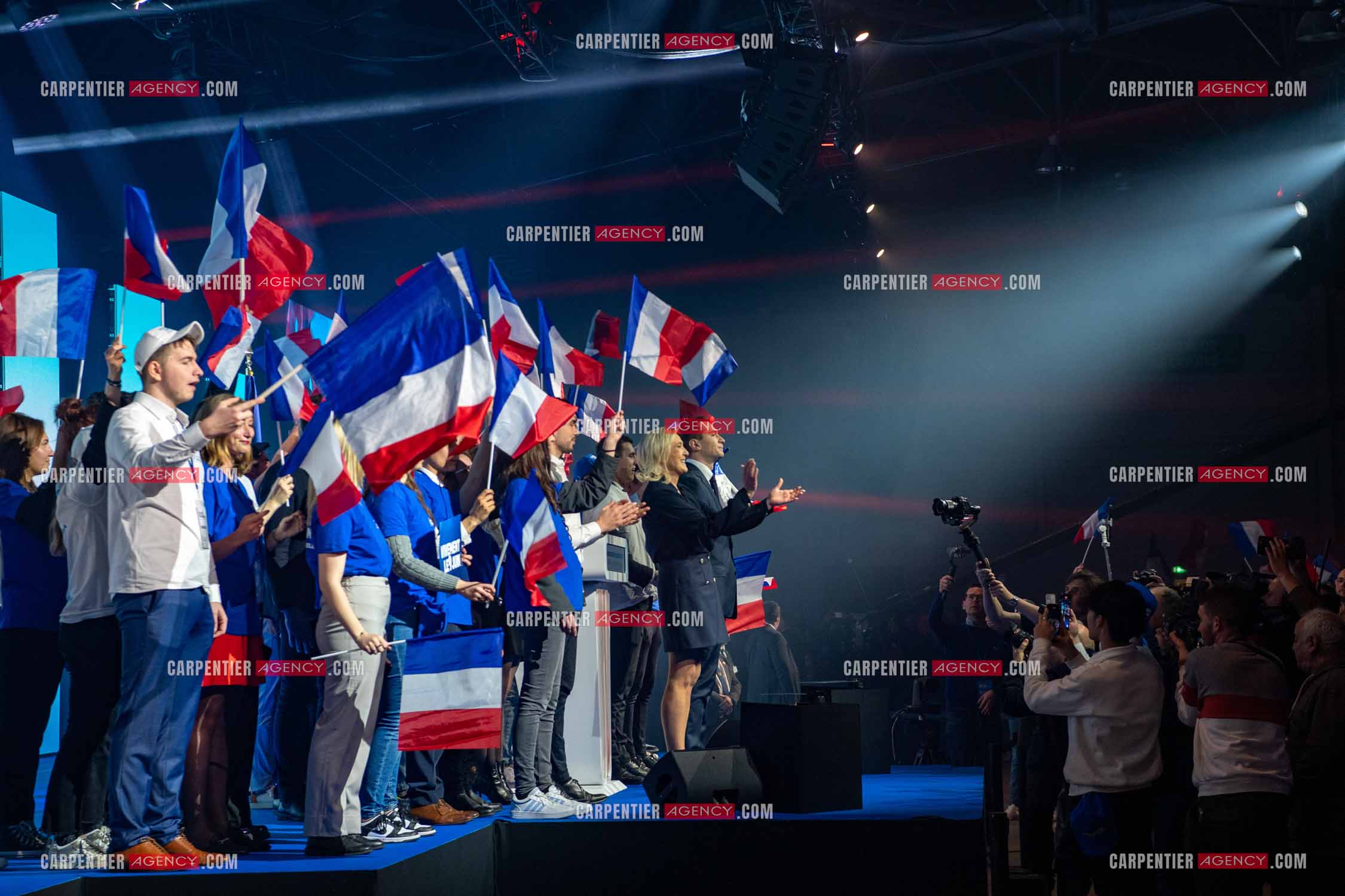 Le président du Rassemblement National Jordan Bardella et Marine Le Pen devant plus de 6000 personnes au parc Chanot à Marseille pour le début de la campagne des élections européennes 2024.