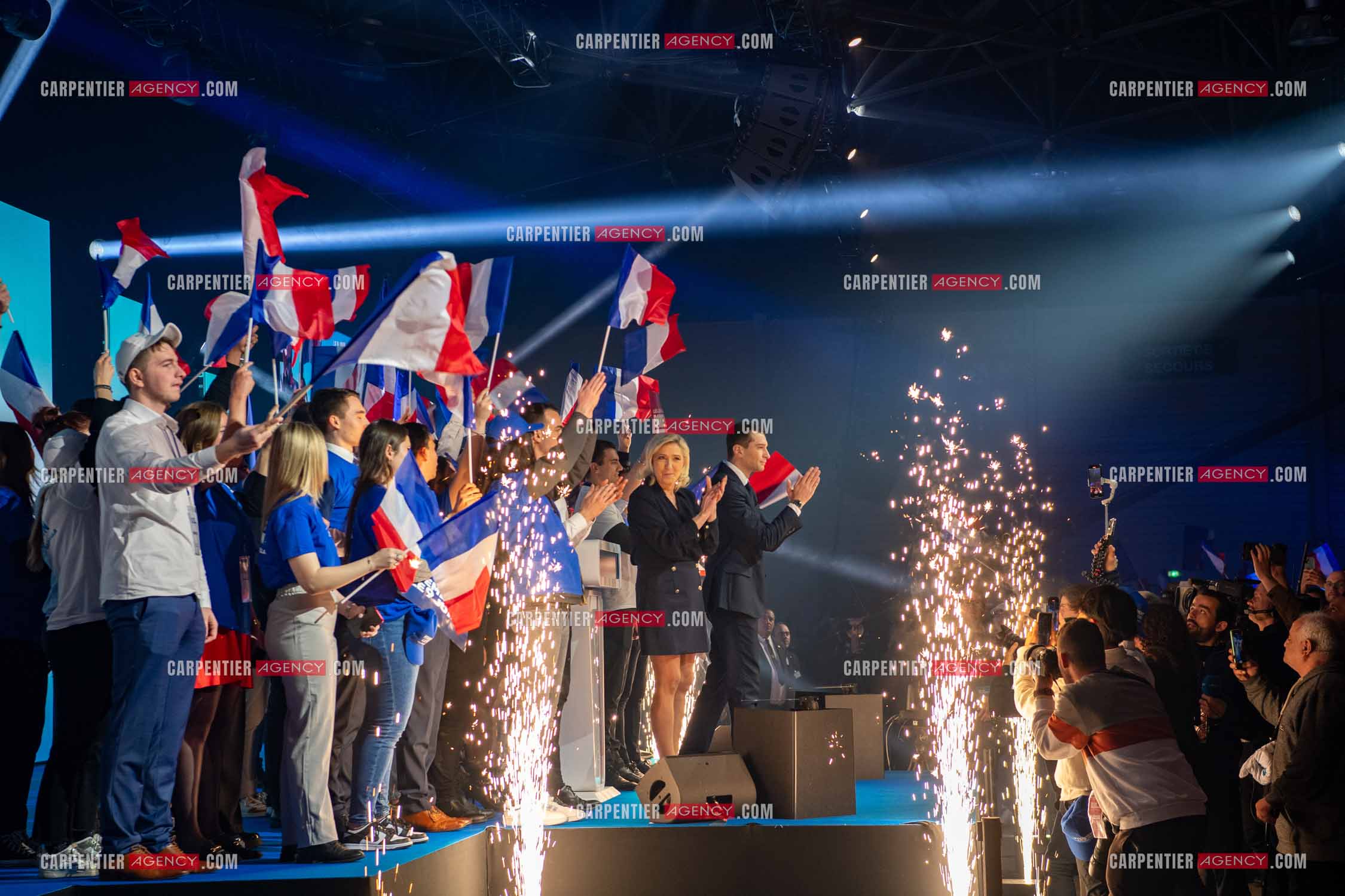 Le président du Rassemblement National Jordan Bardella et Marine Le Pen devant plus de 6000 personnes au parc Chanot à Marseille pour le début de la campagne des élections européennes 2024.