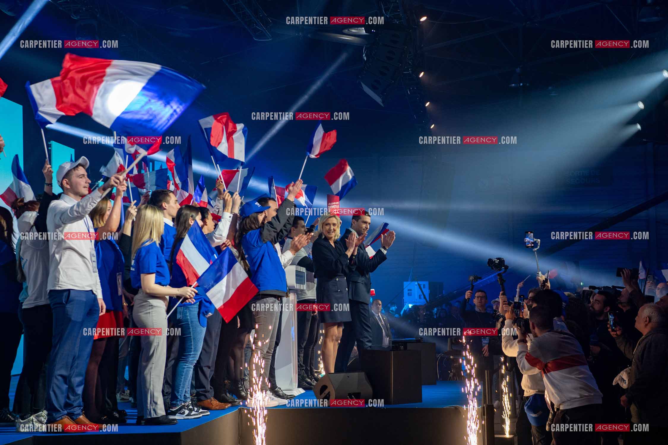 Le président du Rassemblement National Jordan Bardella et Marine Le Pen devant plus de 6000 personnes au parc Chanot à Marseille pour le début de la campagne des élections européennes 2024.