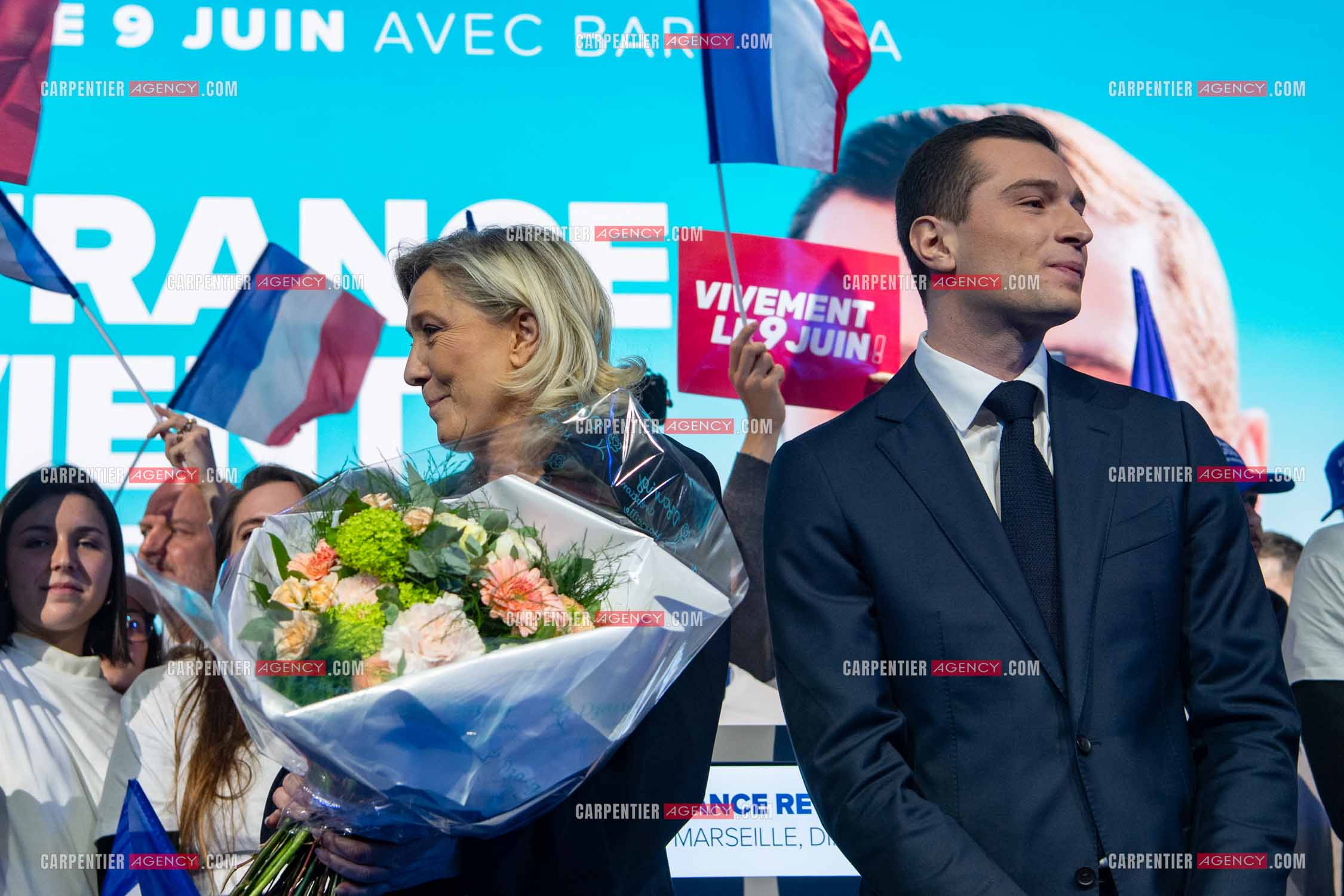 Le président du Rassemblement National Jordan Bardella et Marine Le Pen devant plus de 6000 personnes au parc Chanot à Marseille pour le début de la campagne des élections européennes 2024.