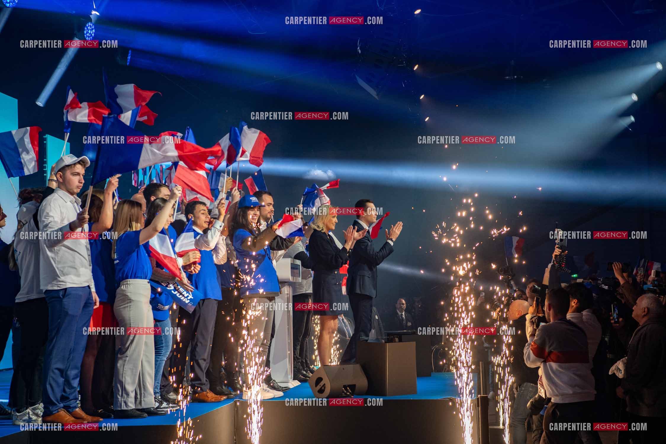 Le président du Rassemblement National Jordan Bardella et Marine Le Pen devant plus de 6000 personnes au parc Chanot à Marseille pour le début de la campagne des élections européennes 2024.