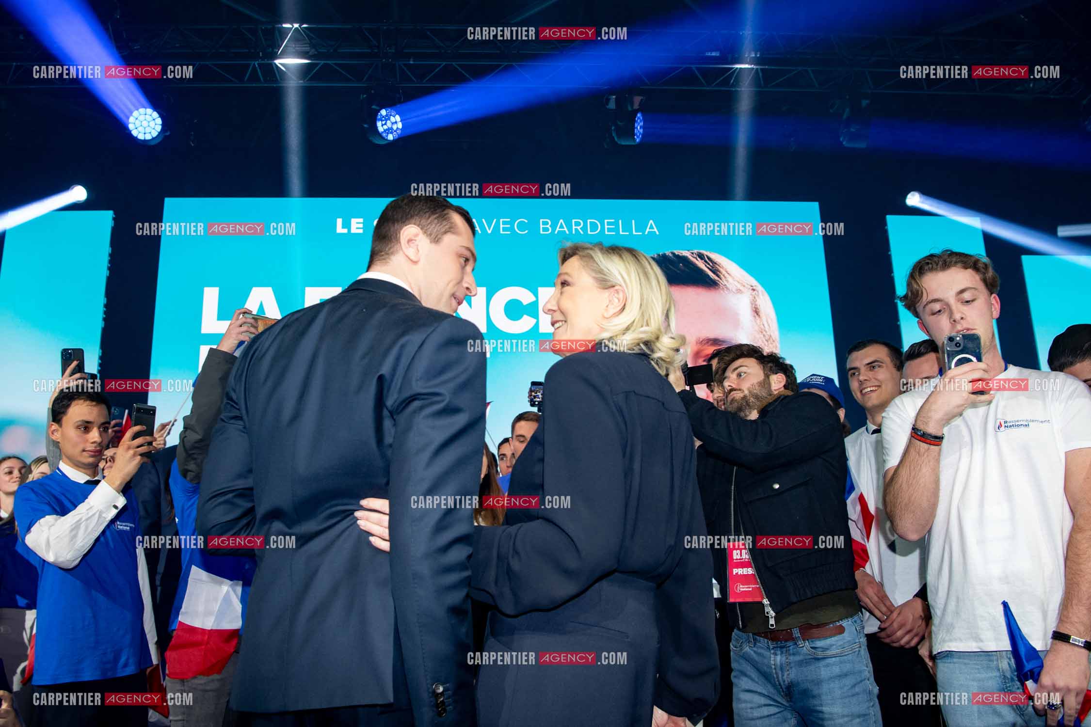 Le président du Rassemblement National Jordan Bardella et Marine Le Pen devant plus de 6000 personnes au parc Chanot à Marseille pour le début de la campagne des élections européennes 2024.