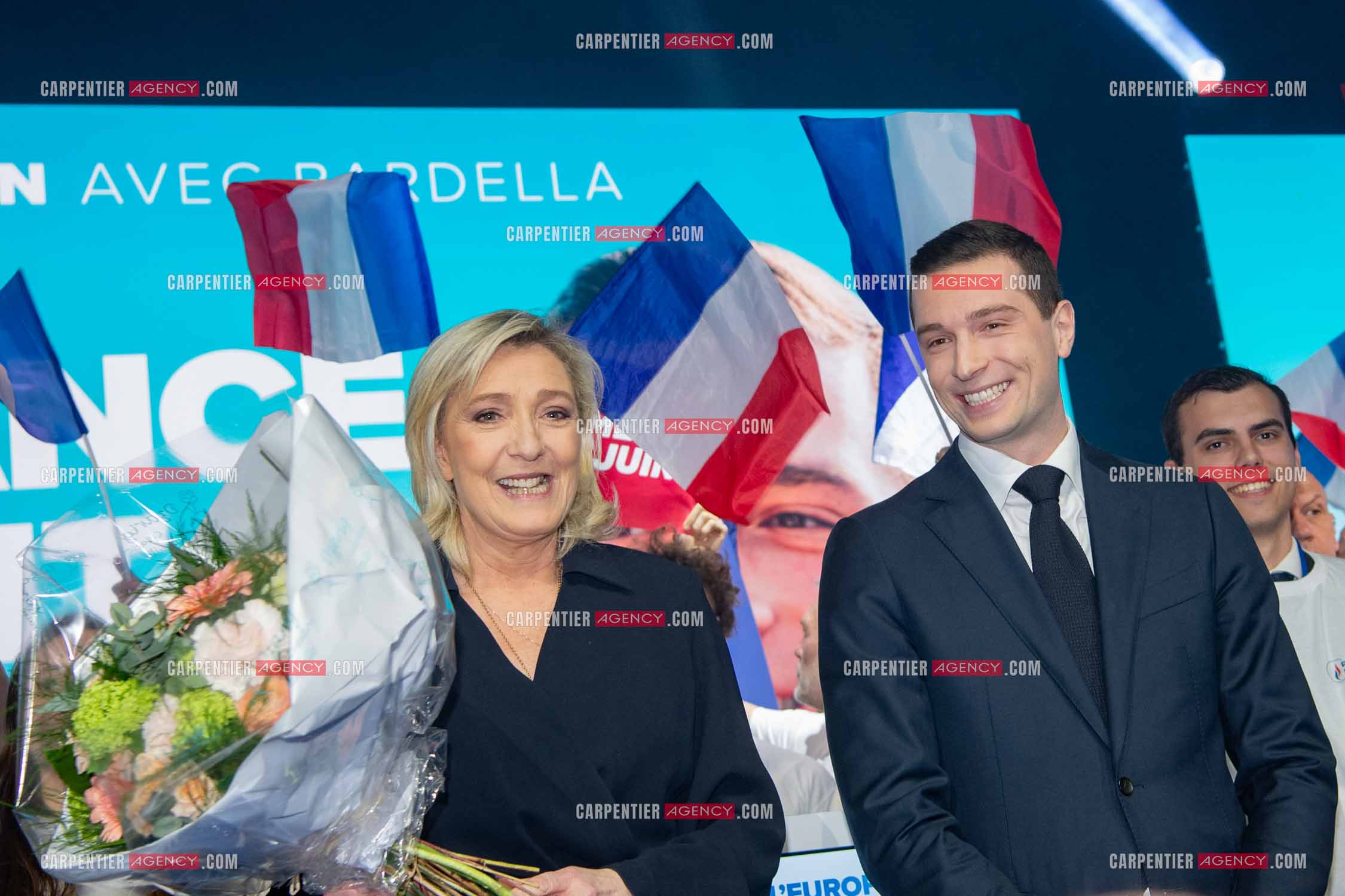 Le président du Rassemblement National Jordan Bardella et Marine Le Pen devant plus de 6000 personnes au parc Chanot à Marseille pour le début de la campagne des élections européennes 2024.